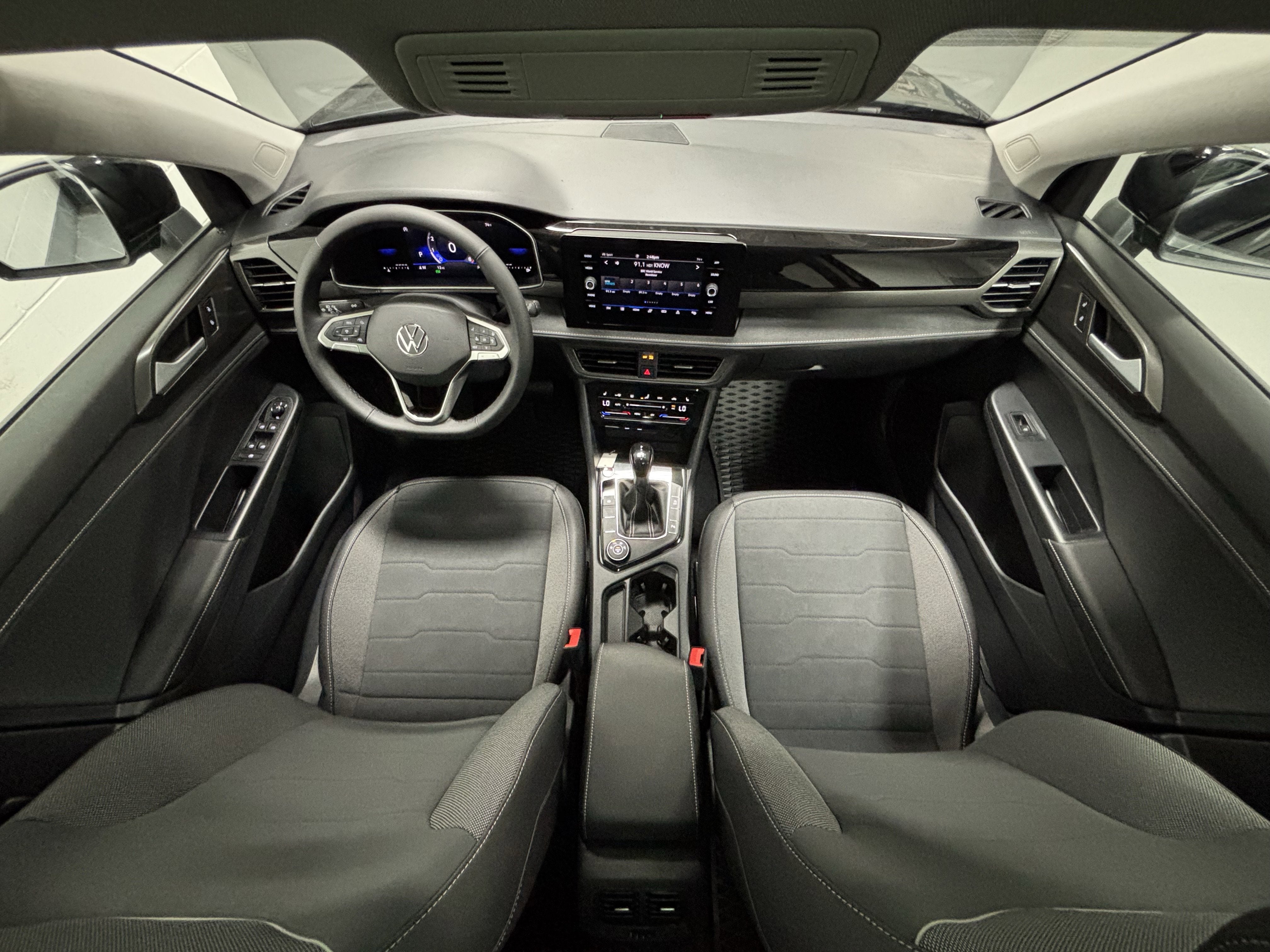 2025 Volkswagen Taos SE Black