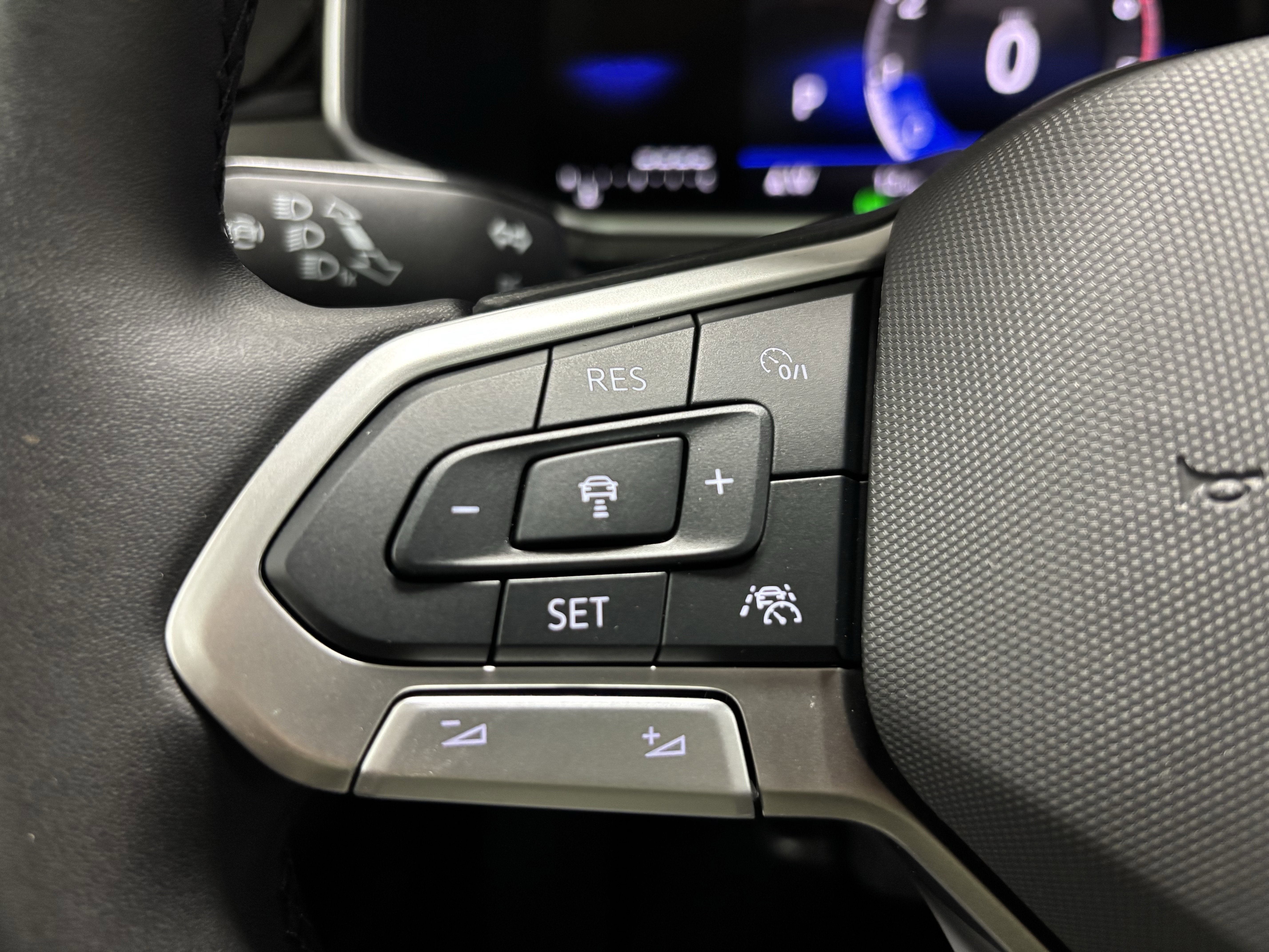 2025 Volkswagen Taos SE Black