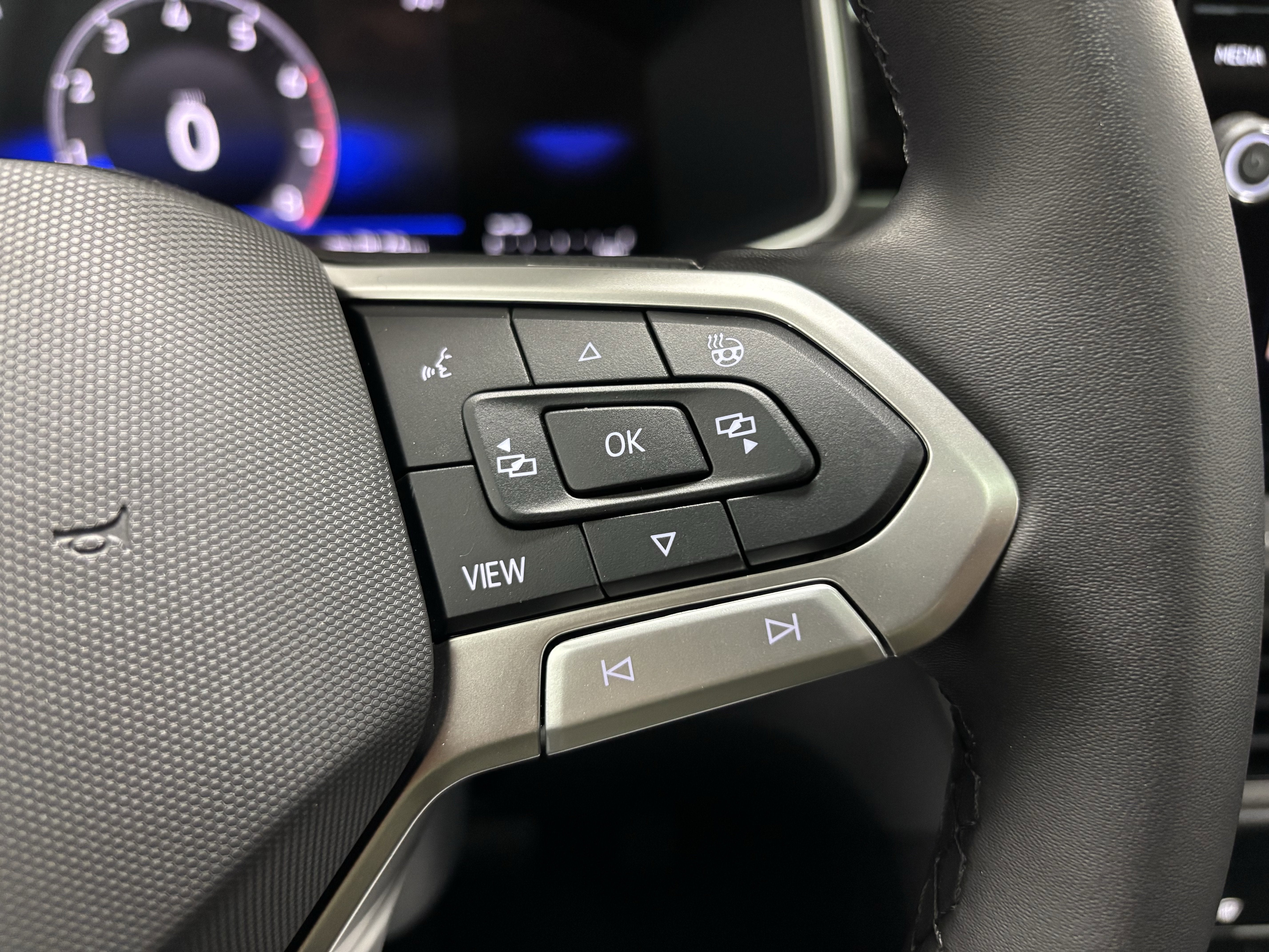 2025 Volkswagen Taos SE Black