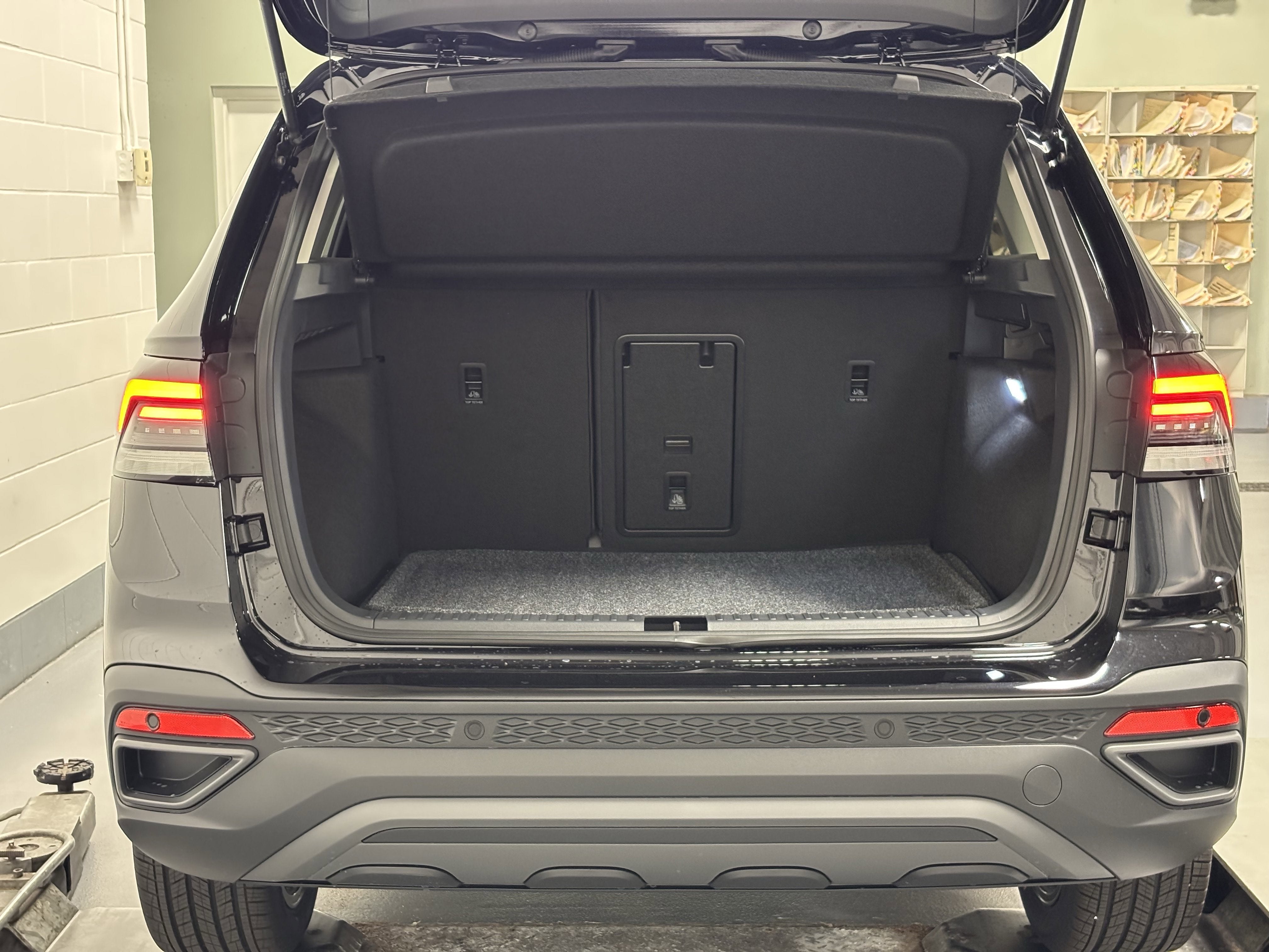 2025 Volkswagen Taos SE Black