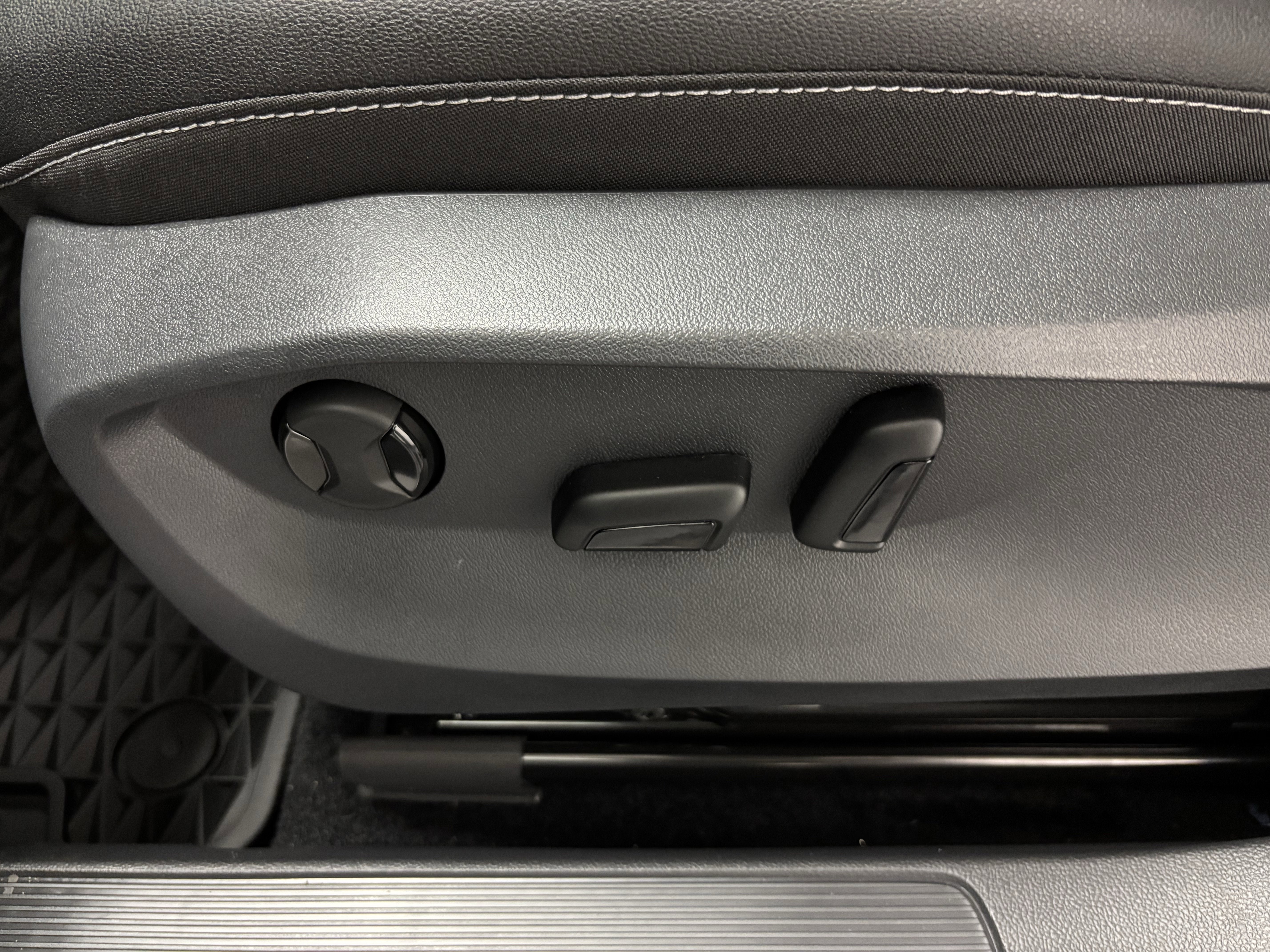 2025 Volkswagen Taos SE Black