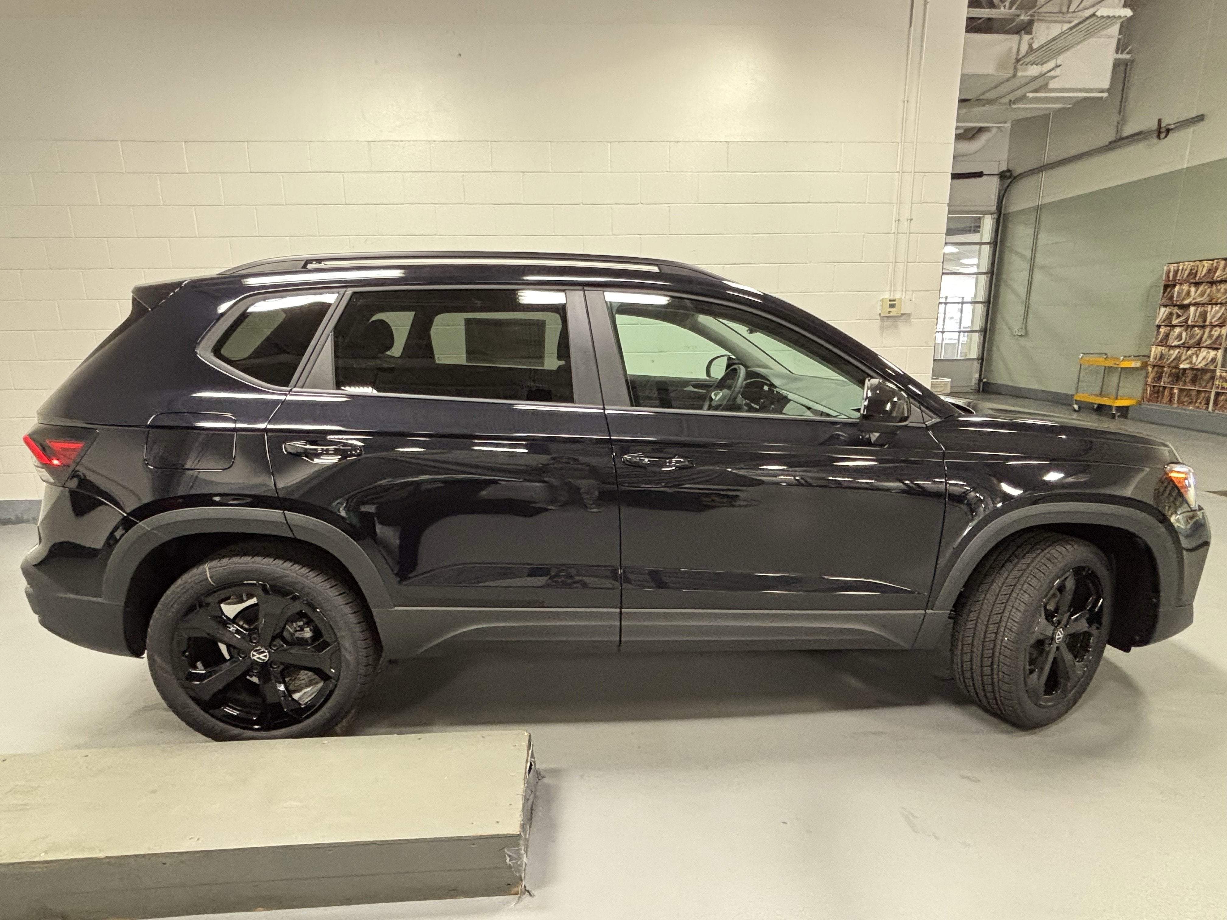 2025 Volkswagen Taos SE Black