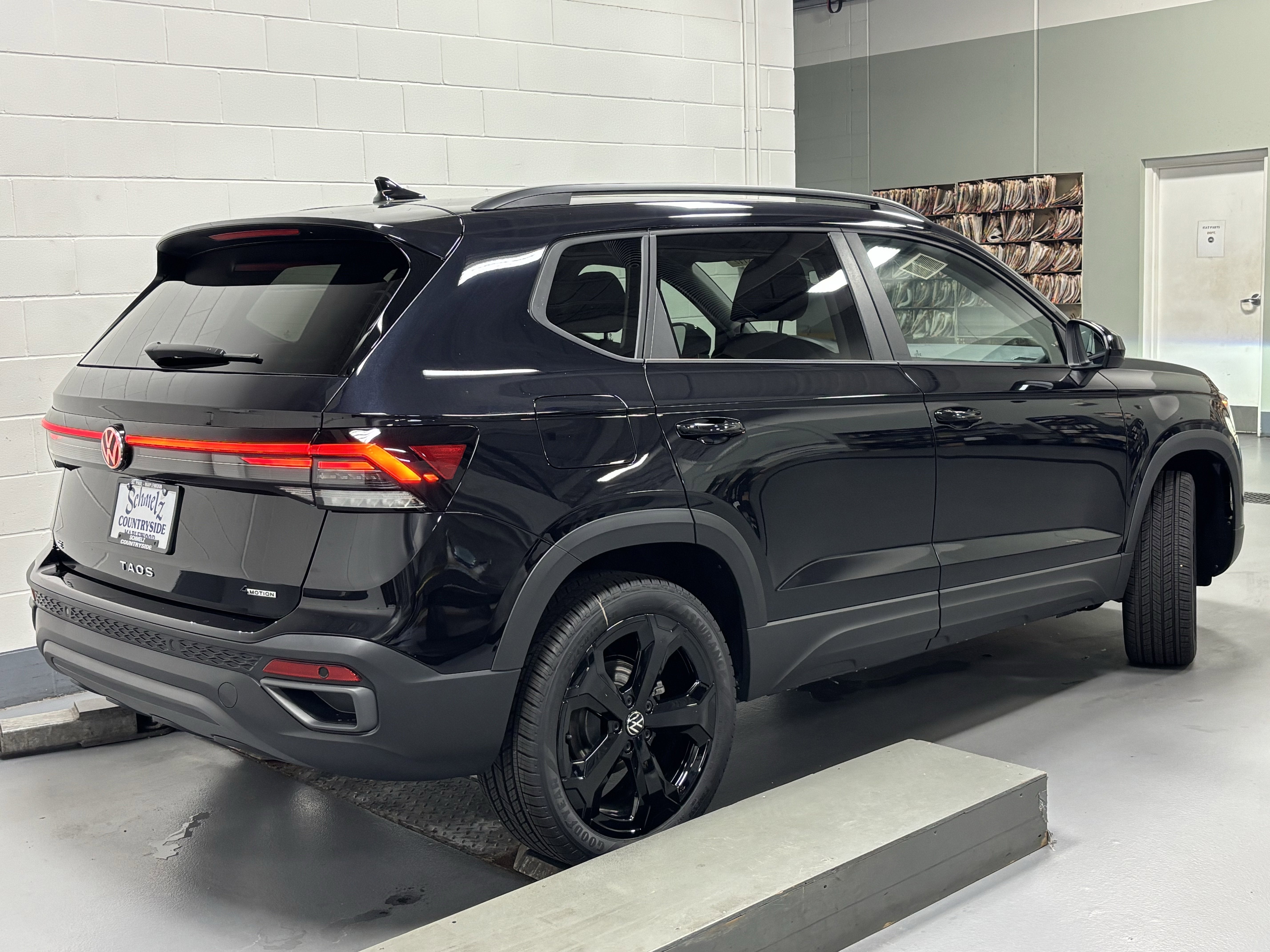 2025 Volkswagen Taos SE Black