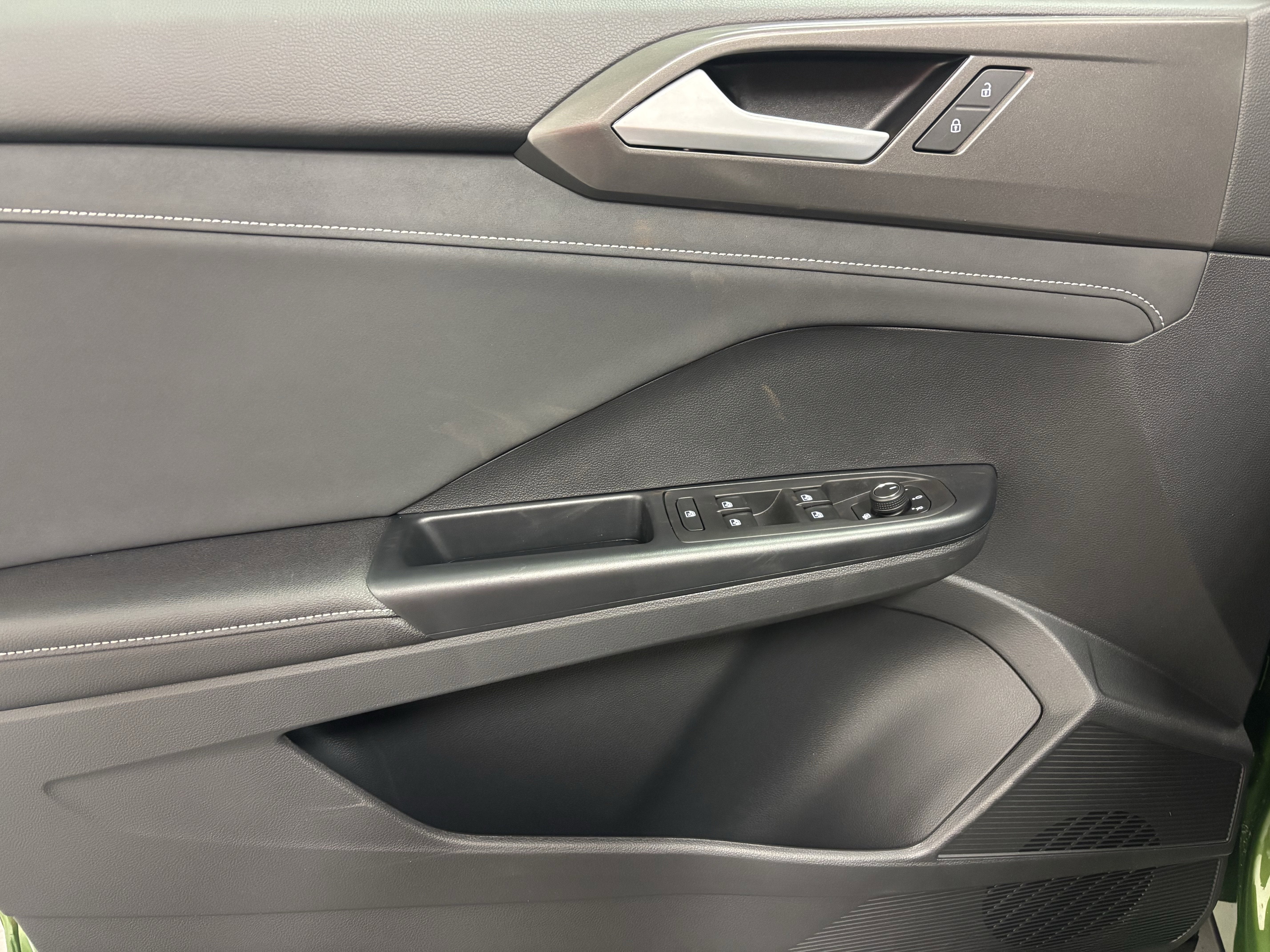 2026 Volkswagen Taos SE Black