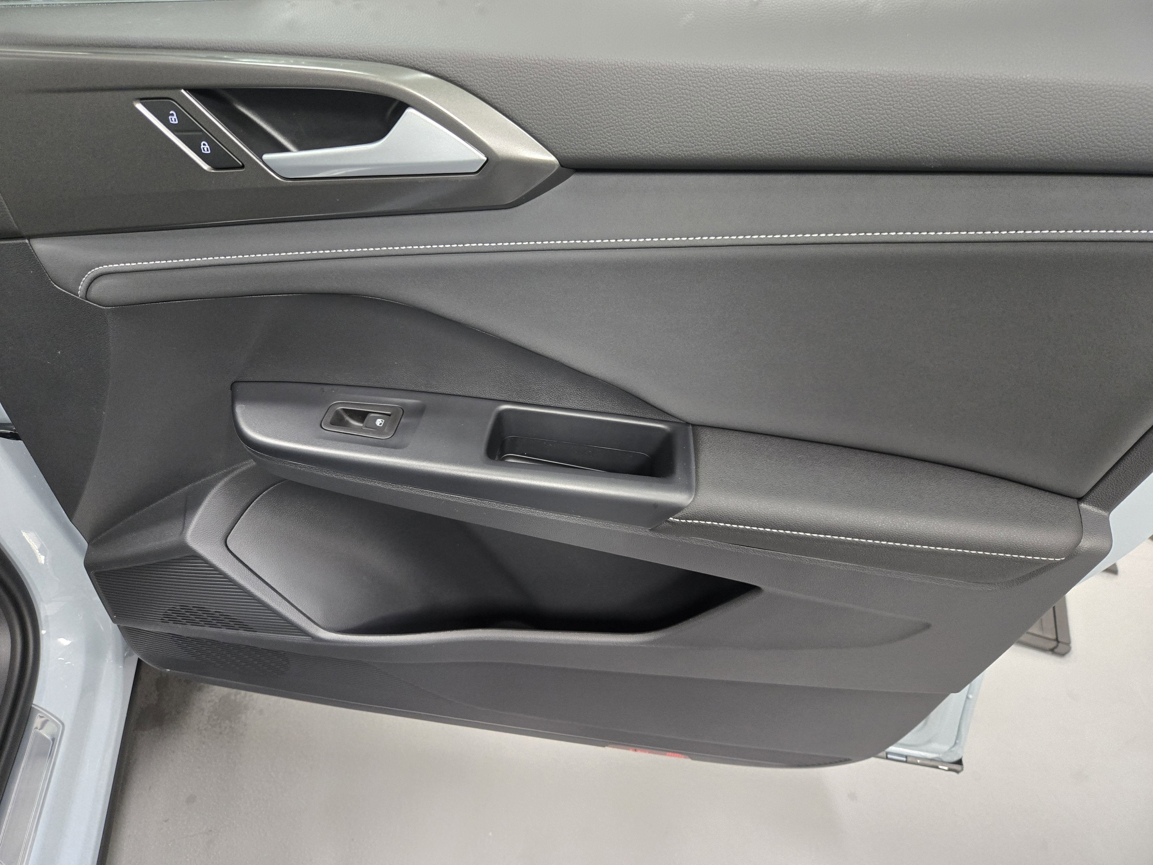 2025 Volkswagen Taos SE Black