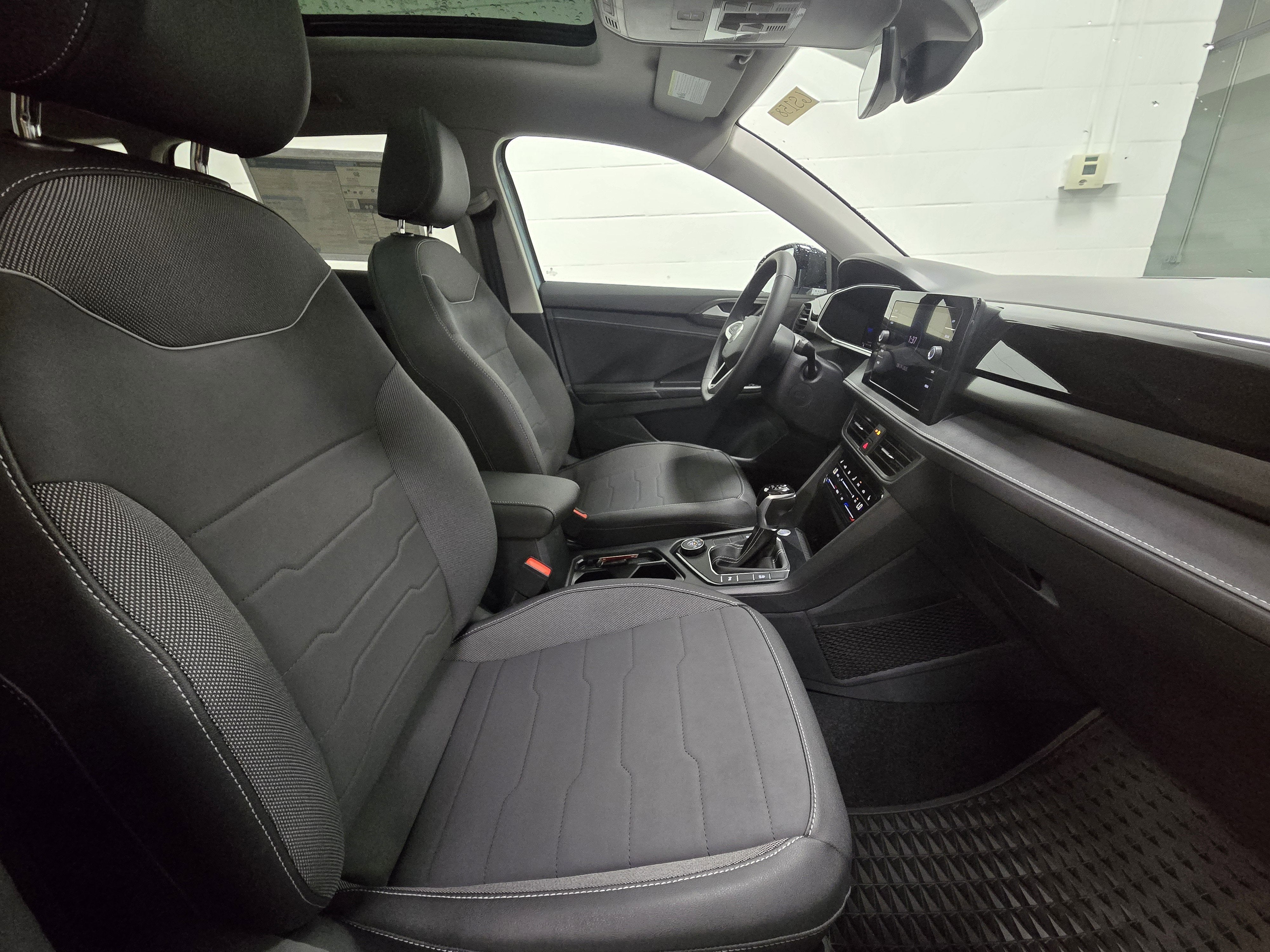 2025 Volkswagen Taos SE Black