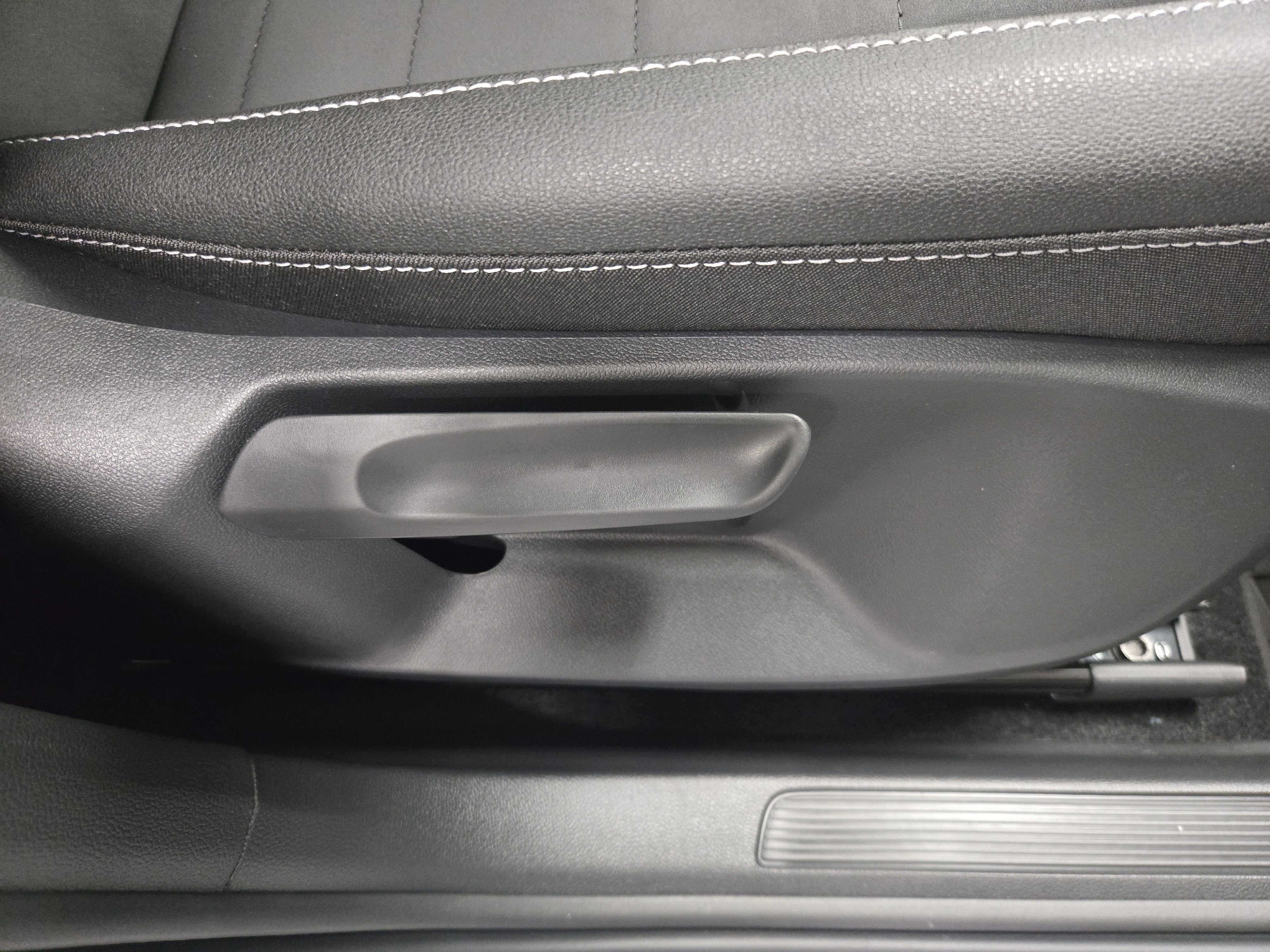 2025 Volkswagen Taos SE Black