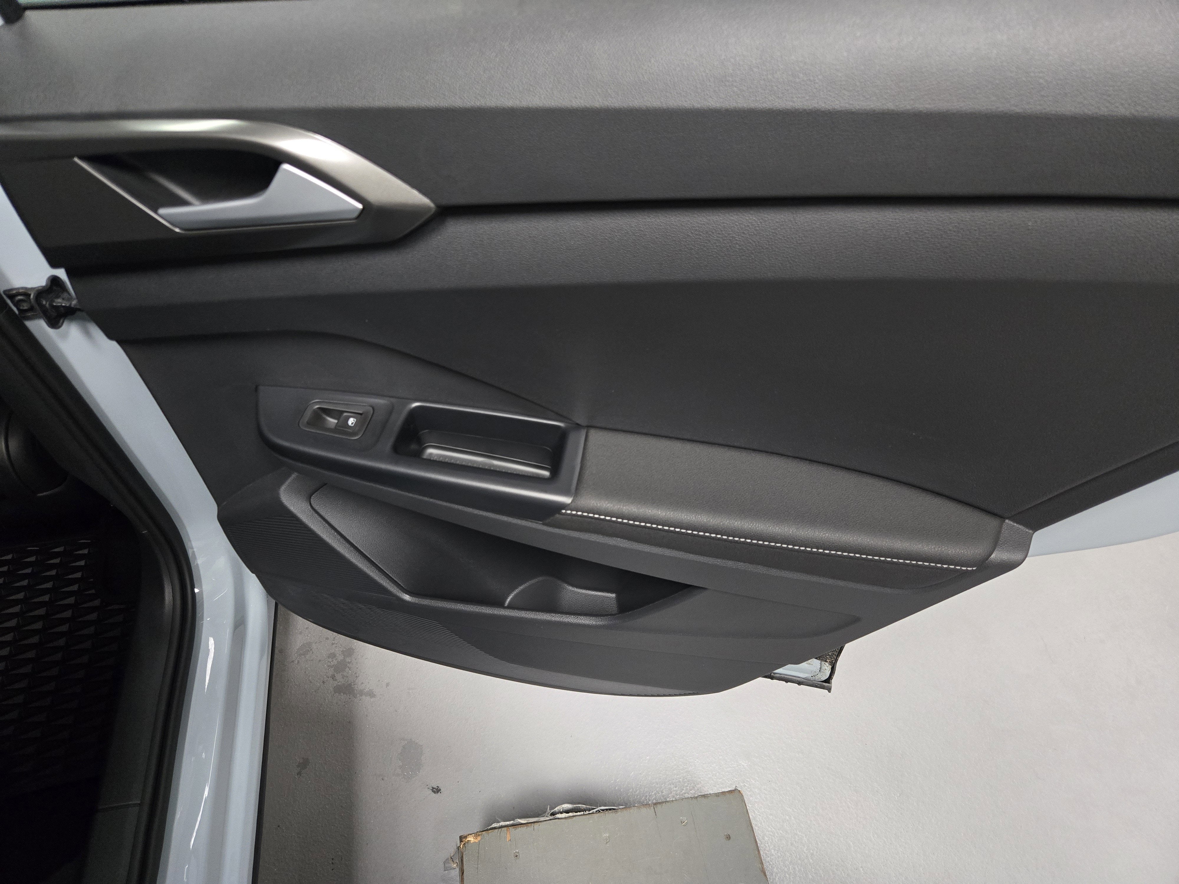 2025 Volkswagen Taos SE Black