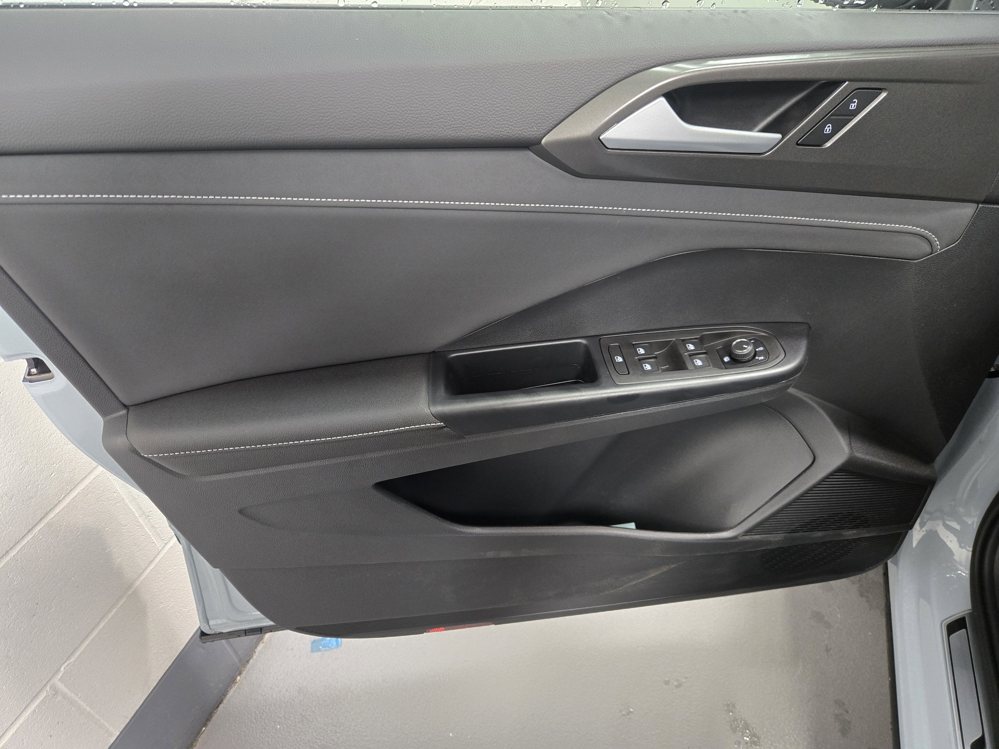 2025 Volkswagen Taos SE Black