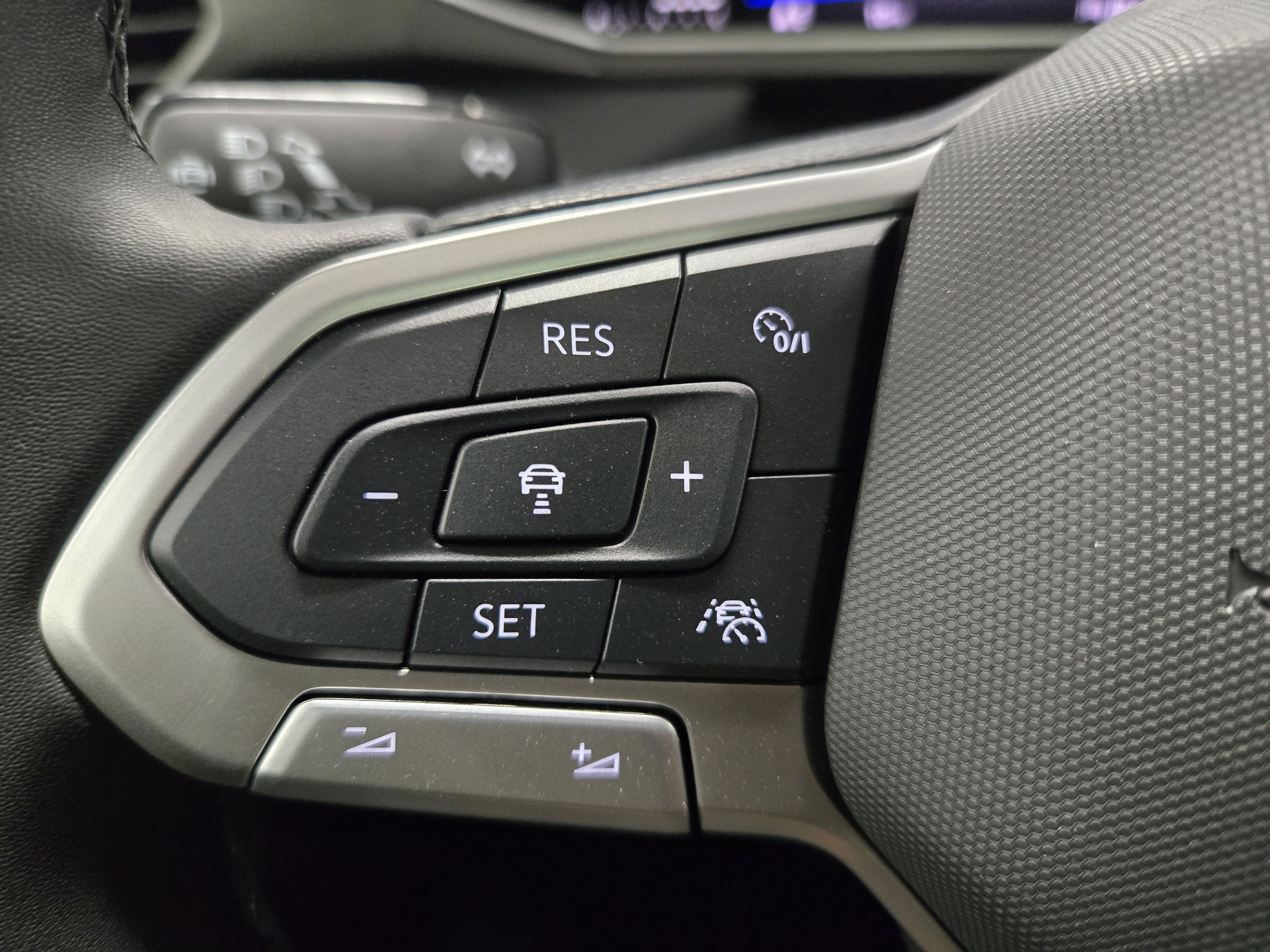 2025 Volkswagen Taos SE Black