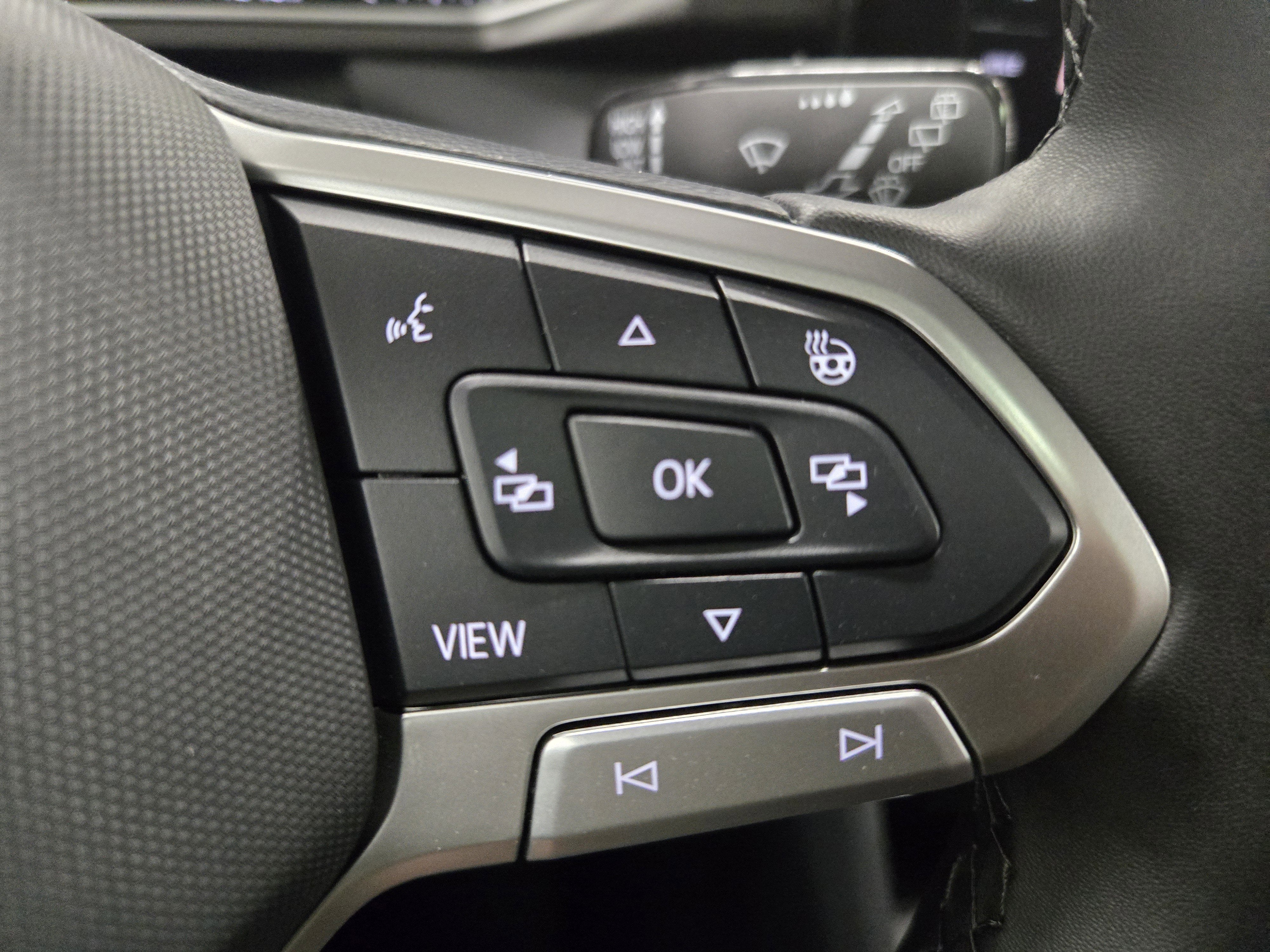 2025 Volkswagen Taos SE Black