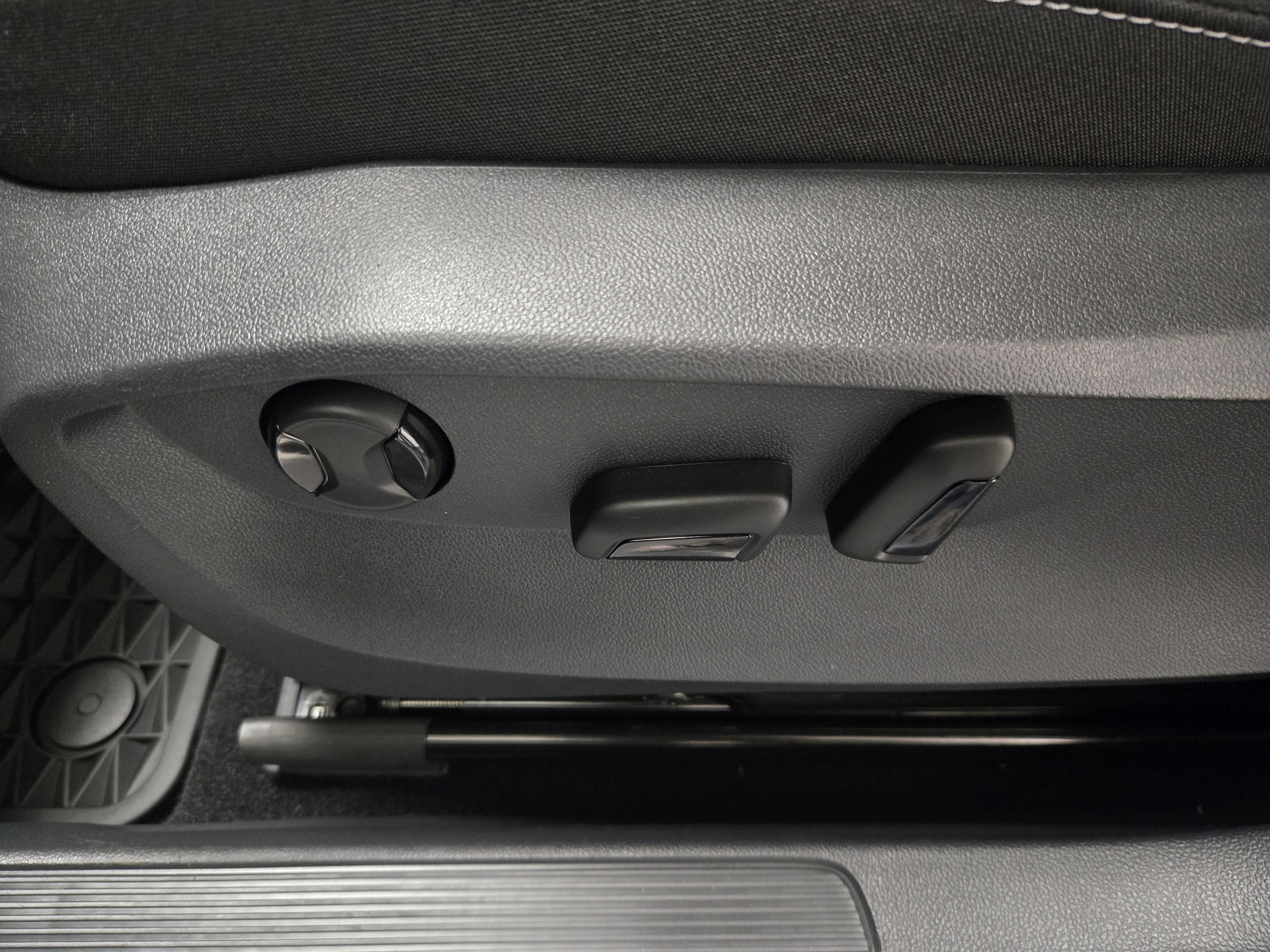 2025 Volkswagen Taos SE Black