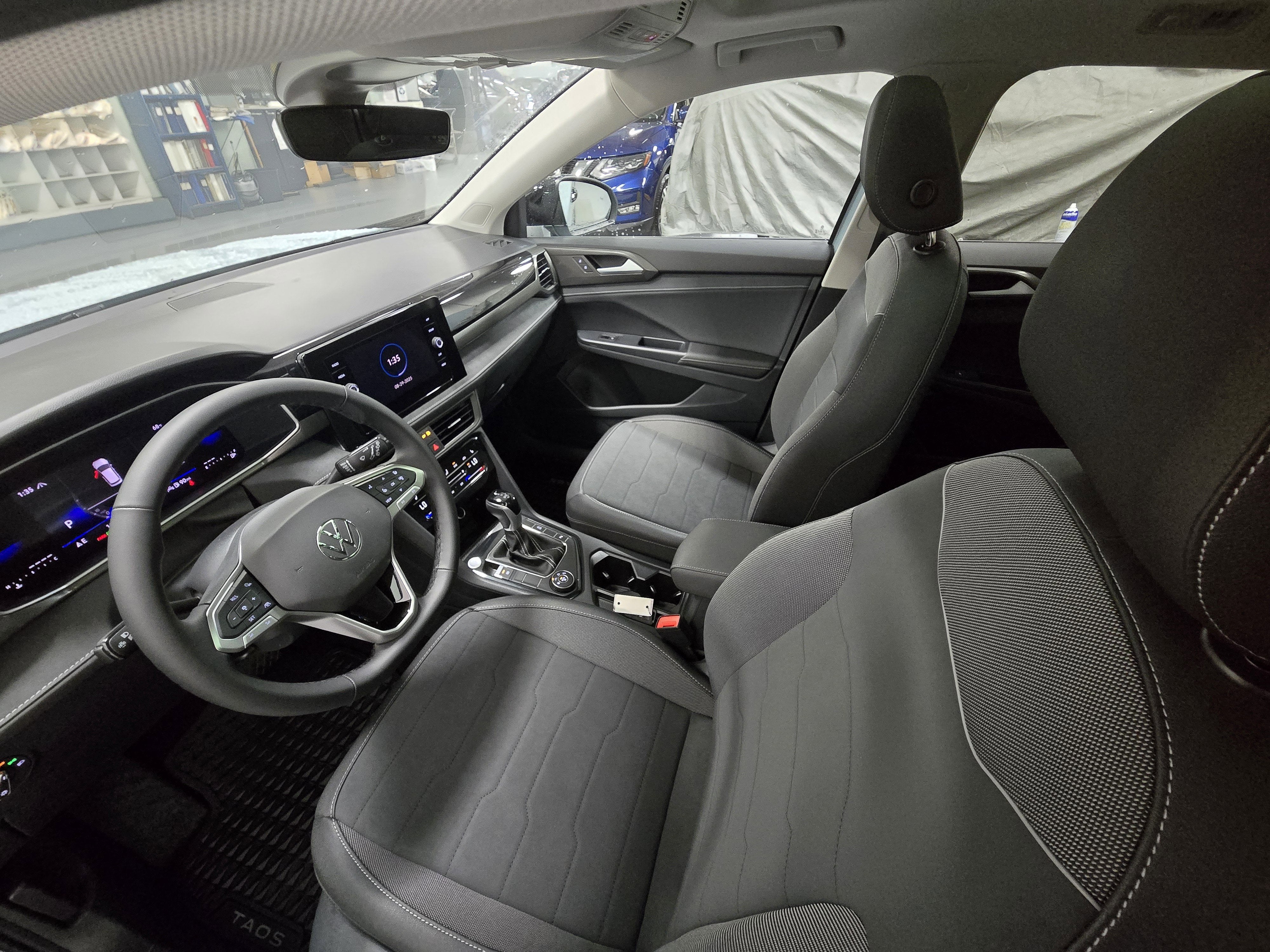 2025 Volkswagen Taos SE Black