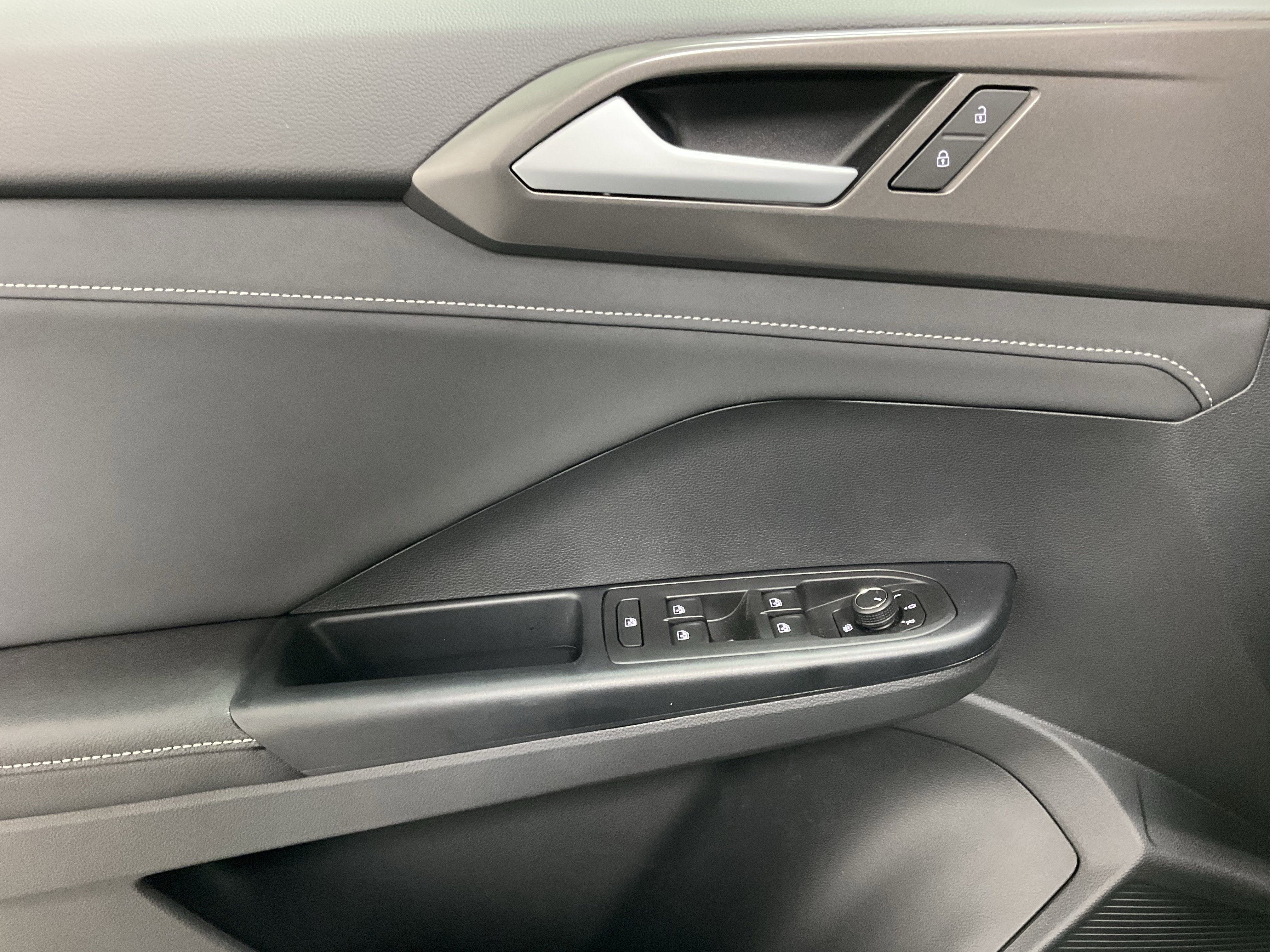2026 Volkswagen Taos SE Black
