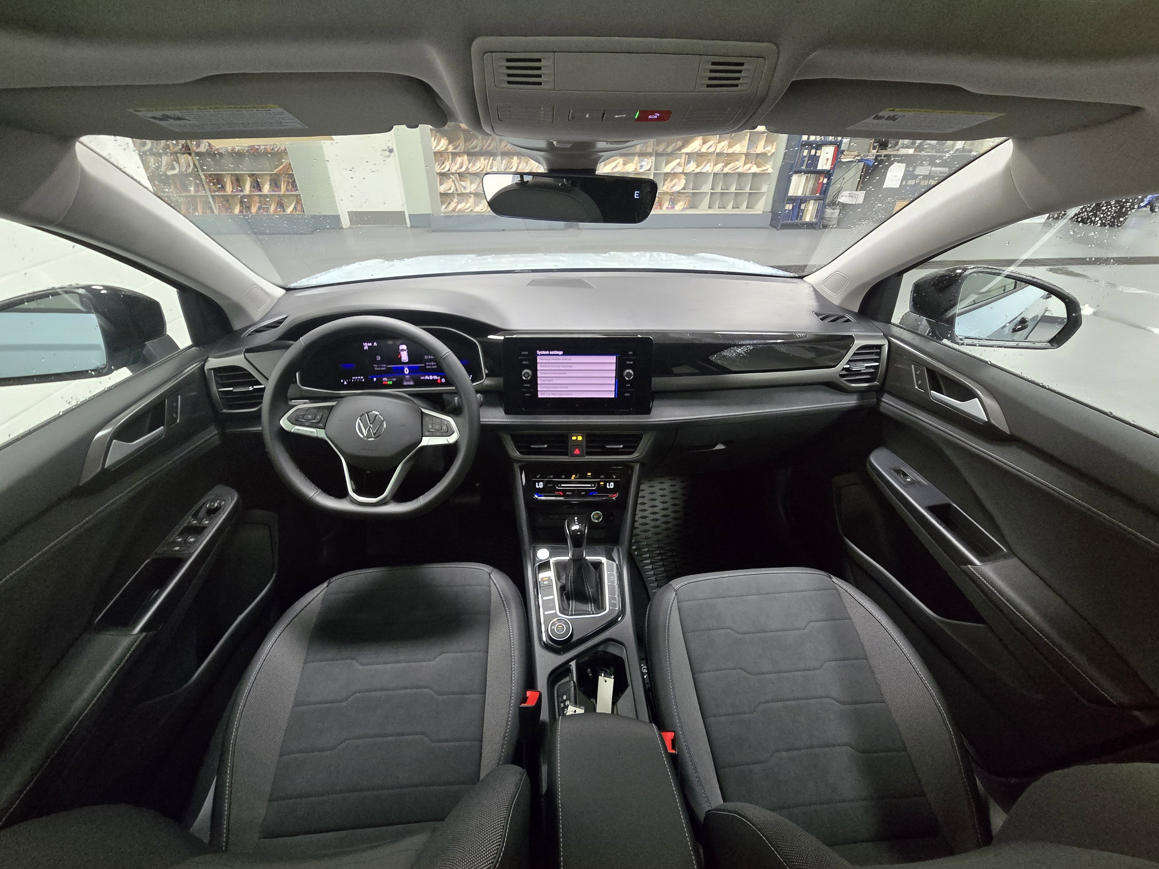 2025 Volkswagen Taos SE Black