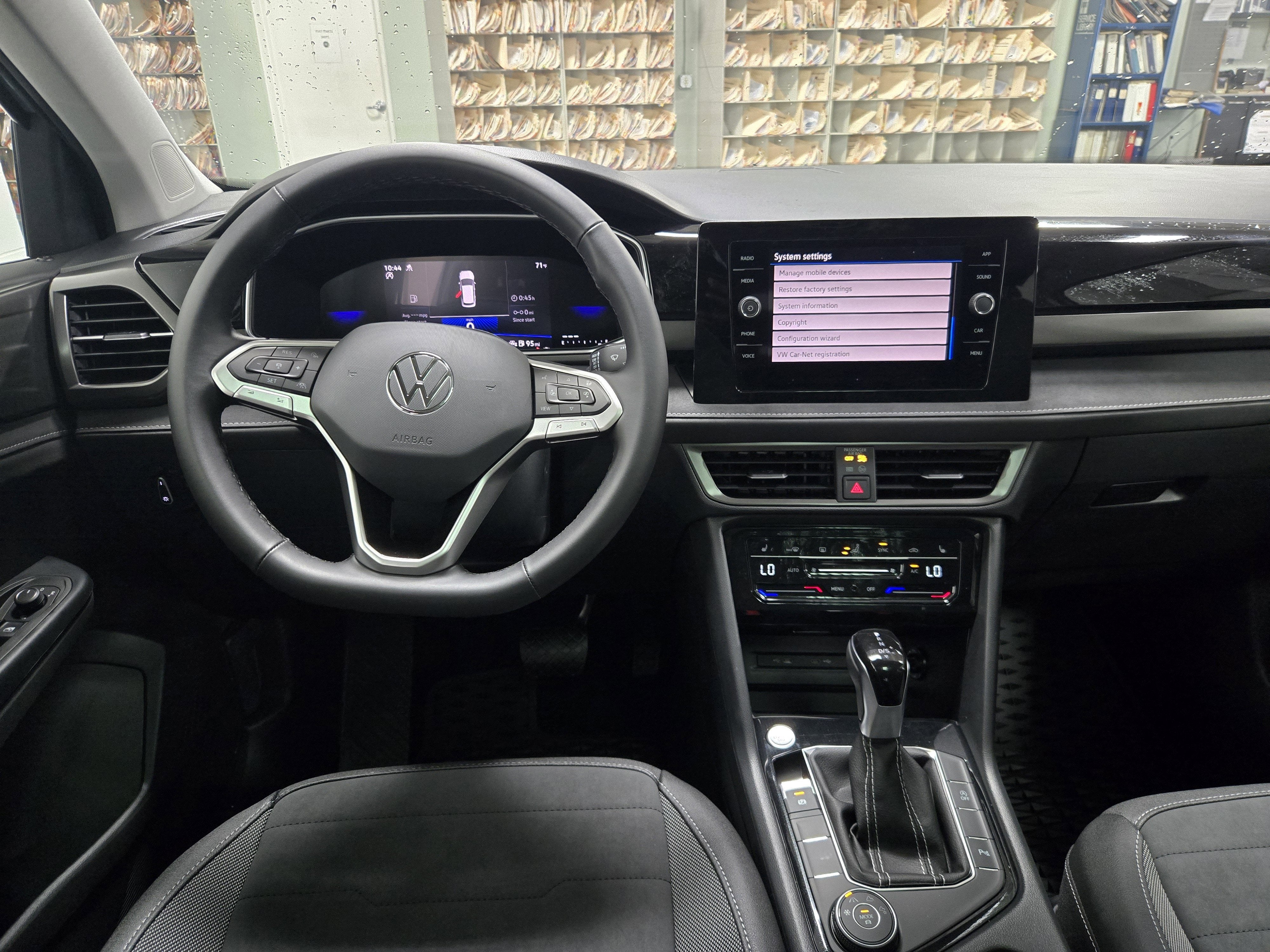 2025 Volkswagen Taos SE Black