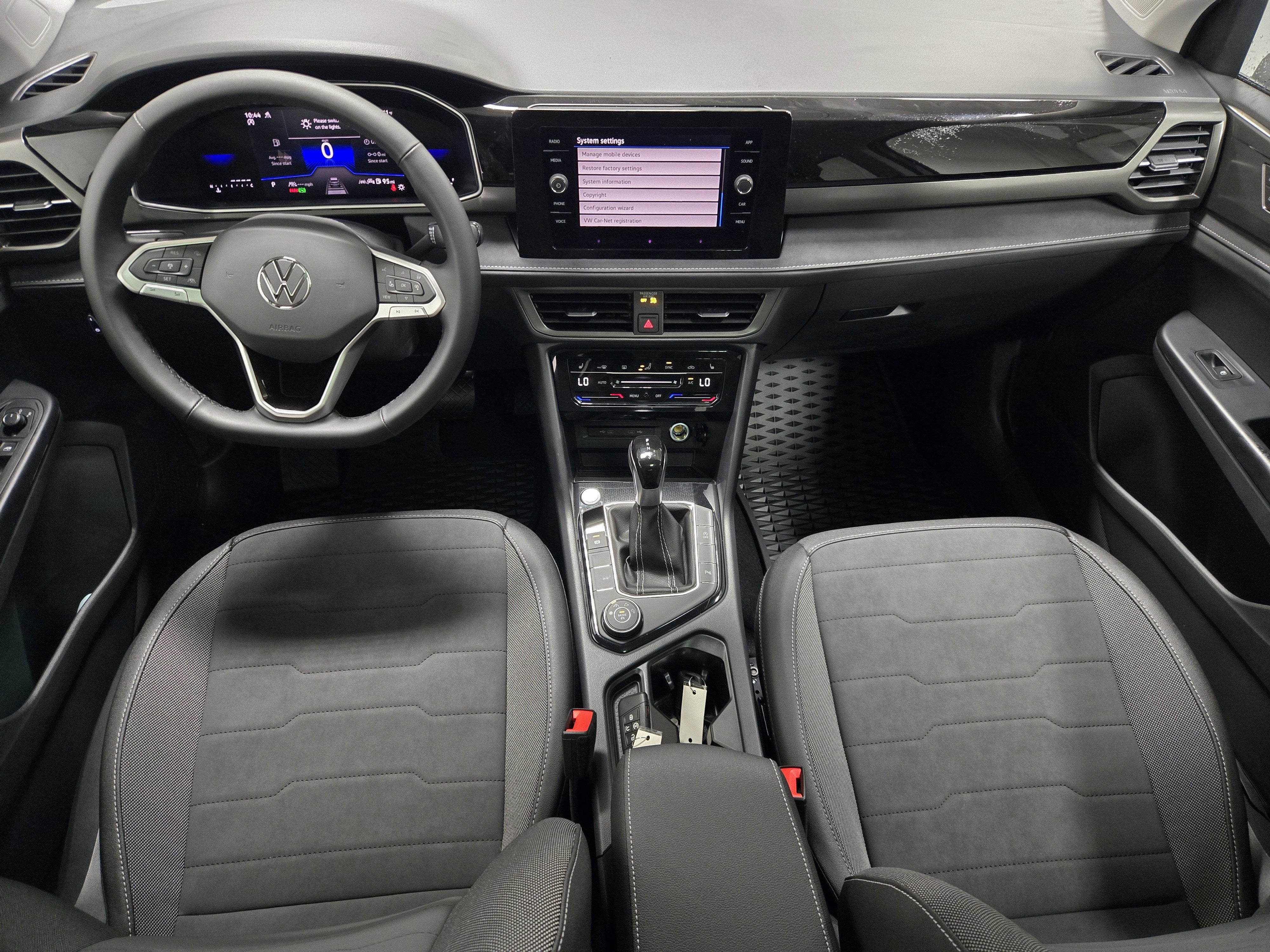 2025 Volkswagen Taos SE Black