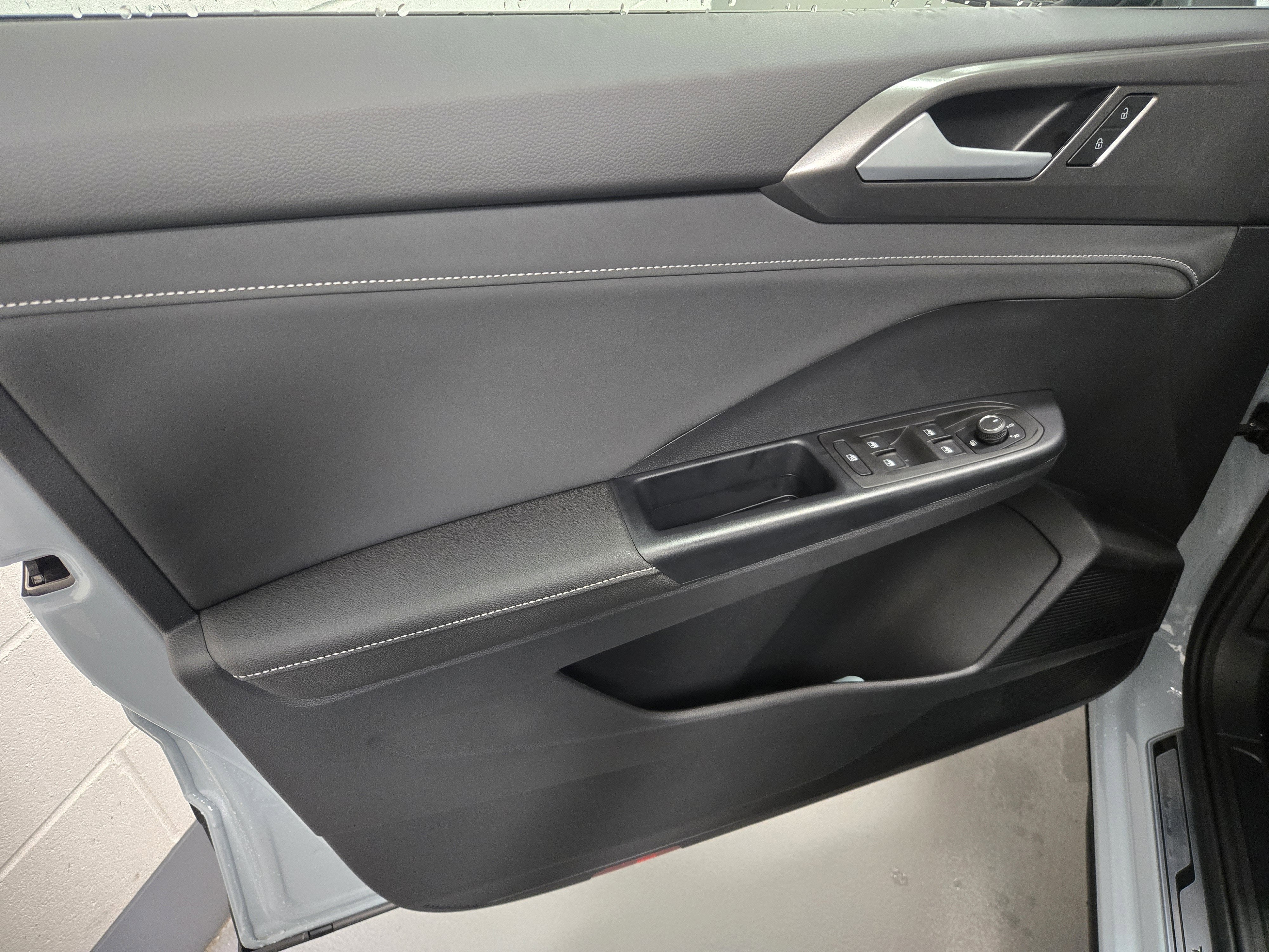 2025 Volkswagen Taos SE Black