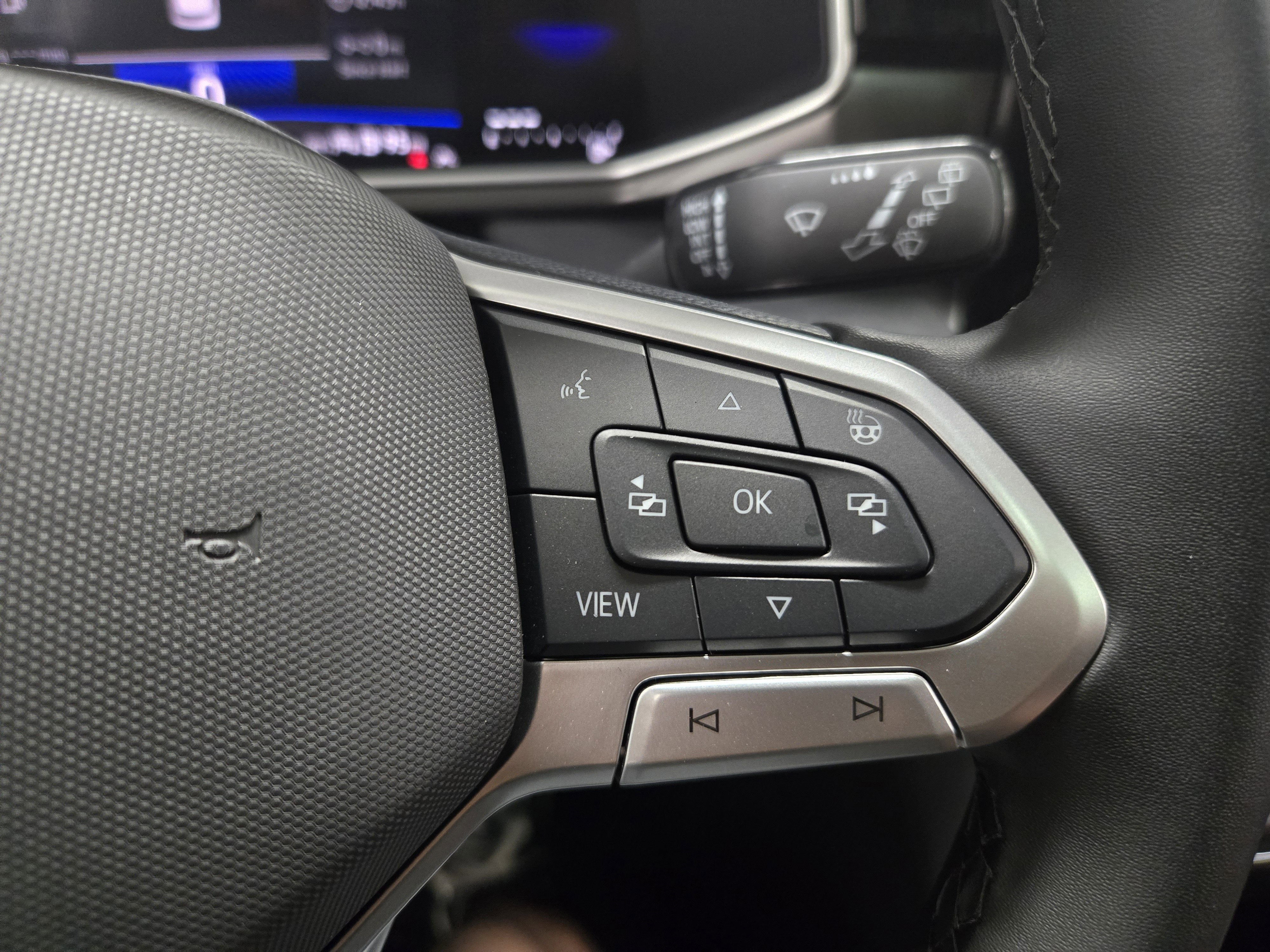 2025 Volkswagen Taos SE Black