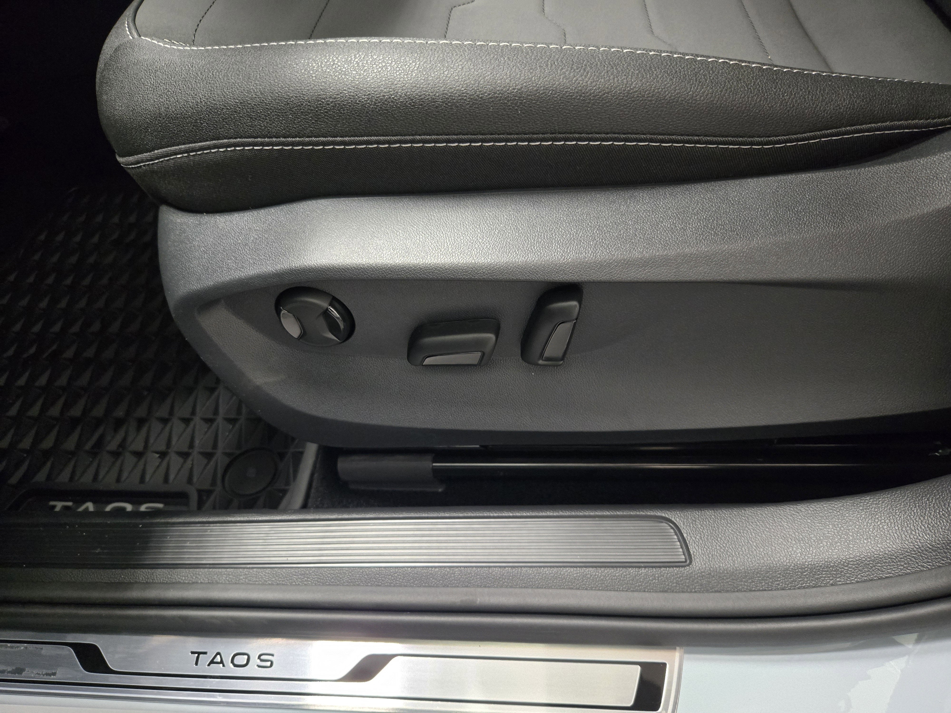 2025 Volkswagen Taos SE Black