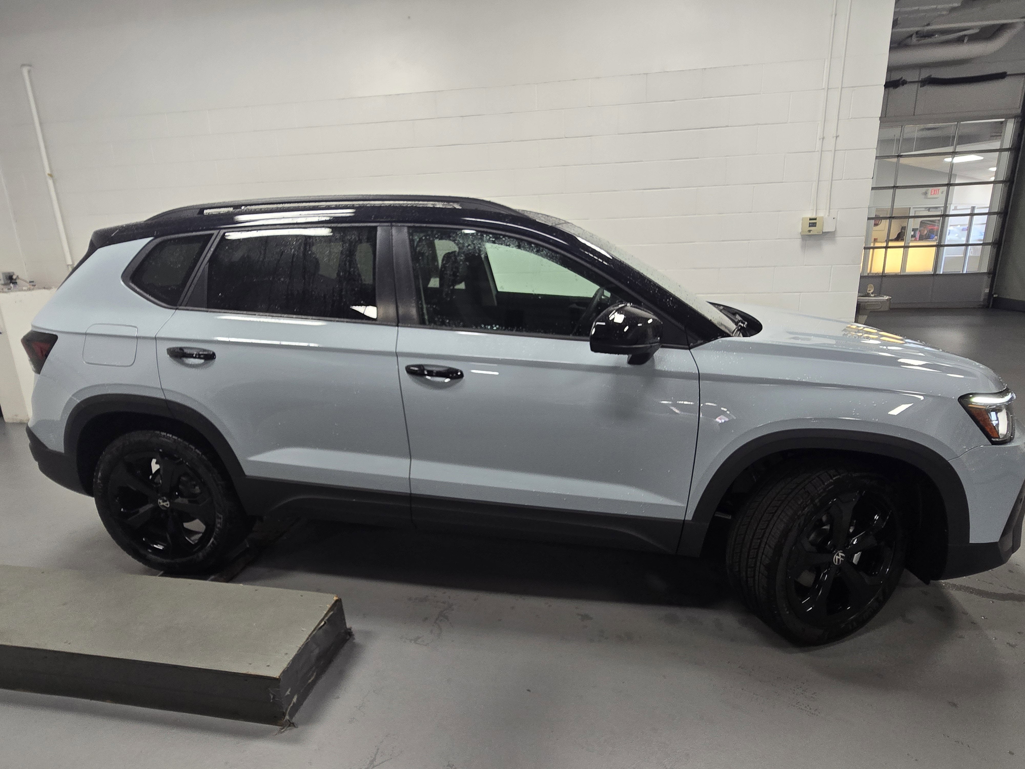 2025 Volkswagen Taos SE Black