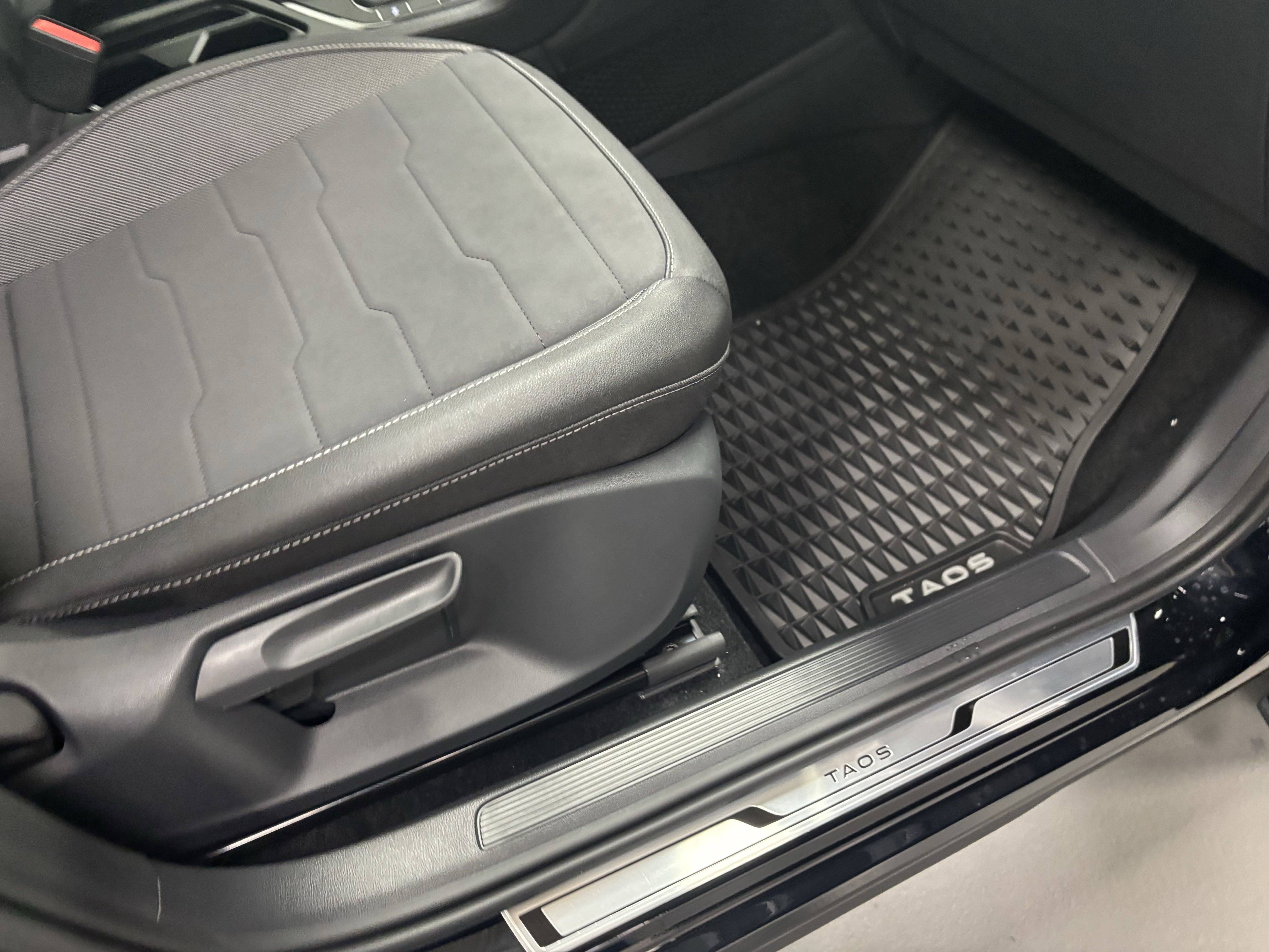 2025 Volkswagen Taos SE Black