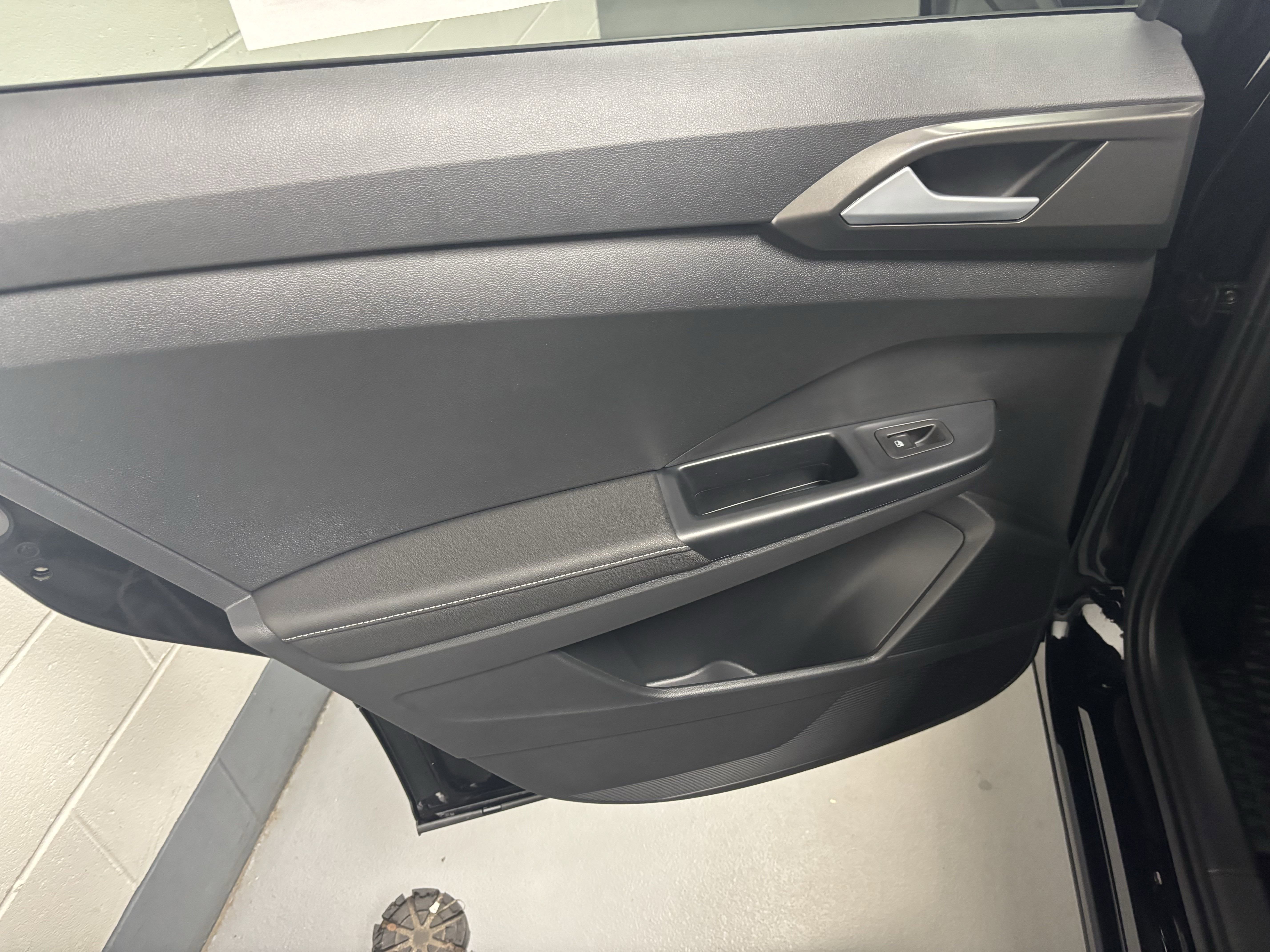 2025 Volkswagen Taos SE Black