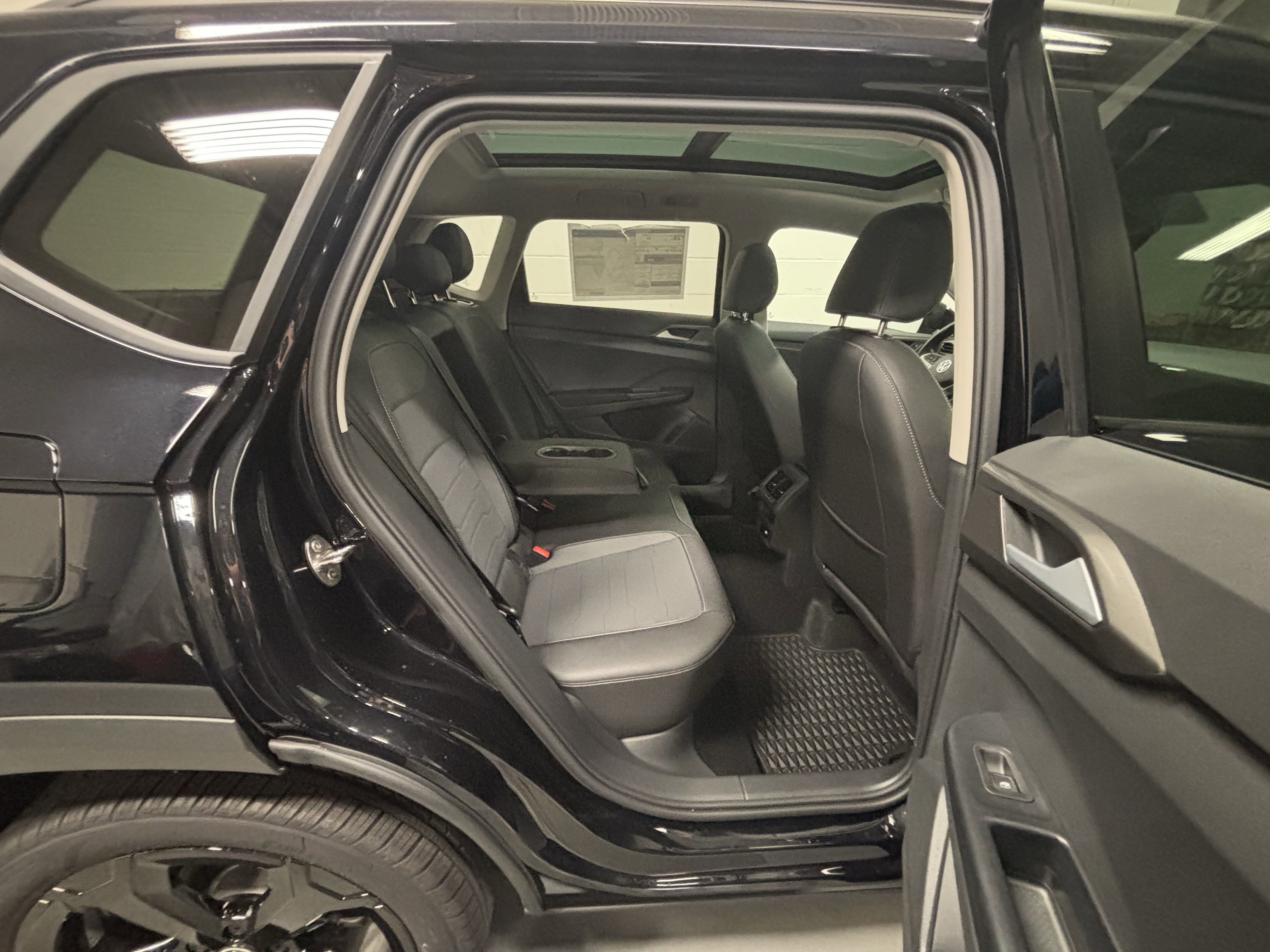 2025 Volkswagen Taos SE Black