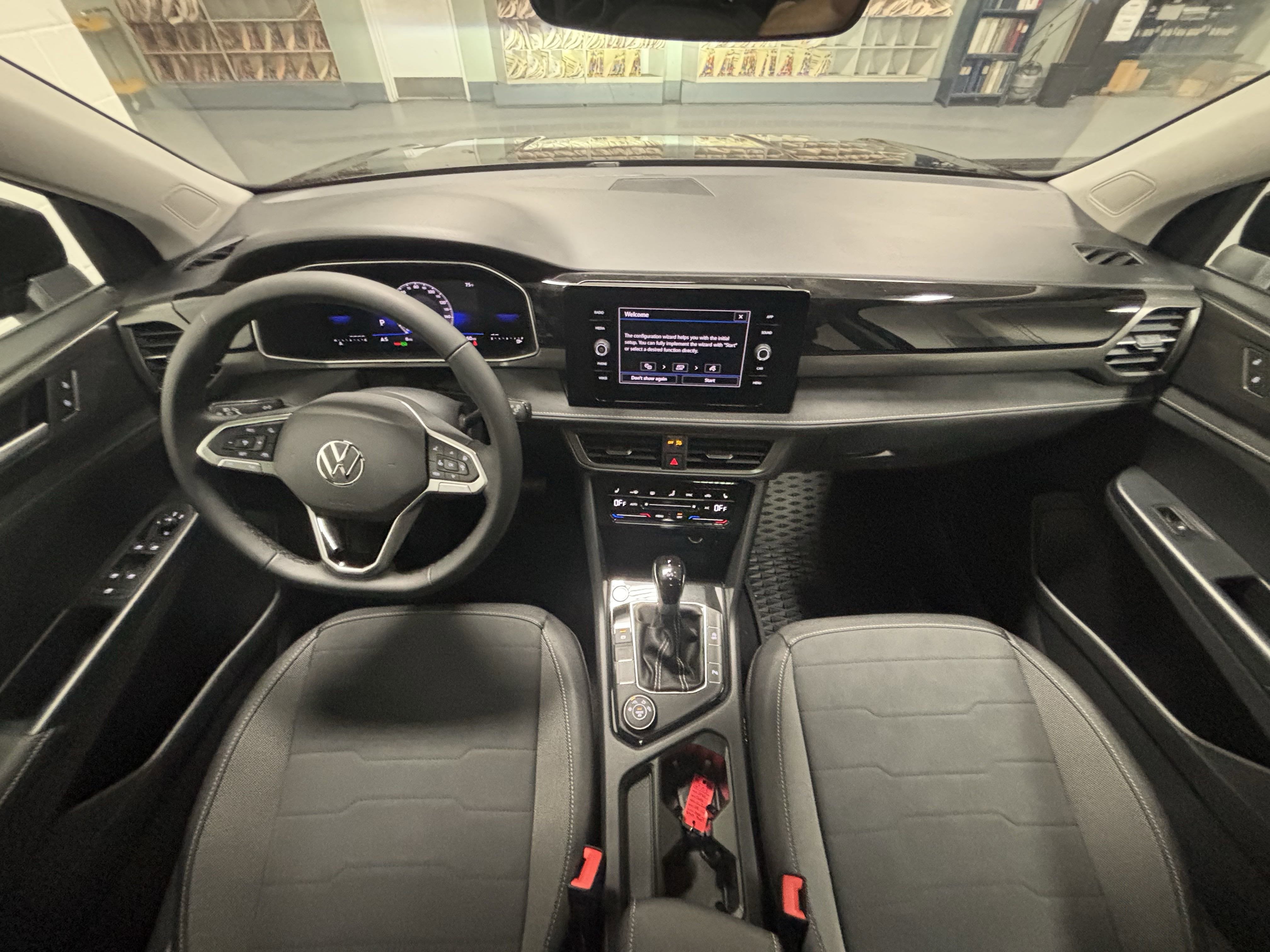 2025 Volkswagen Taos SE Black