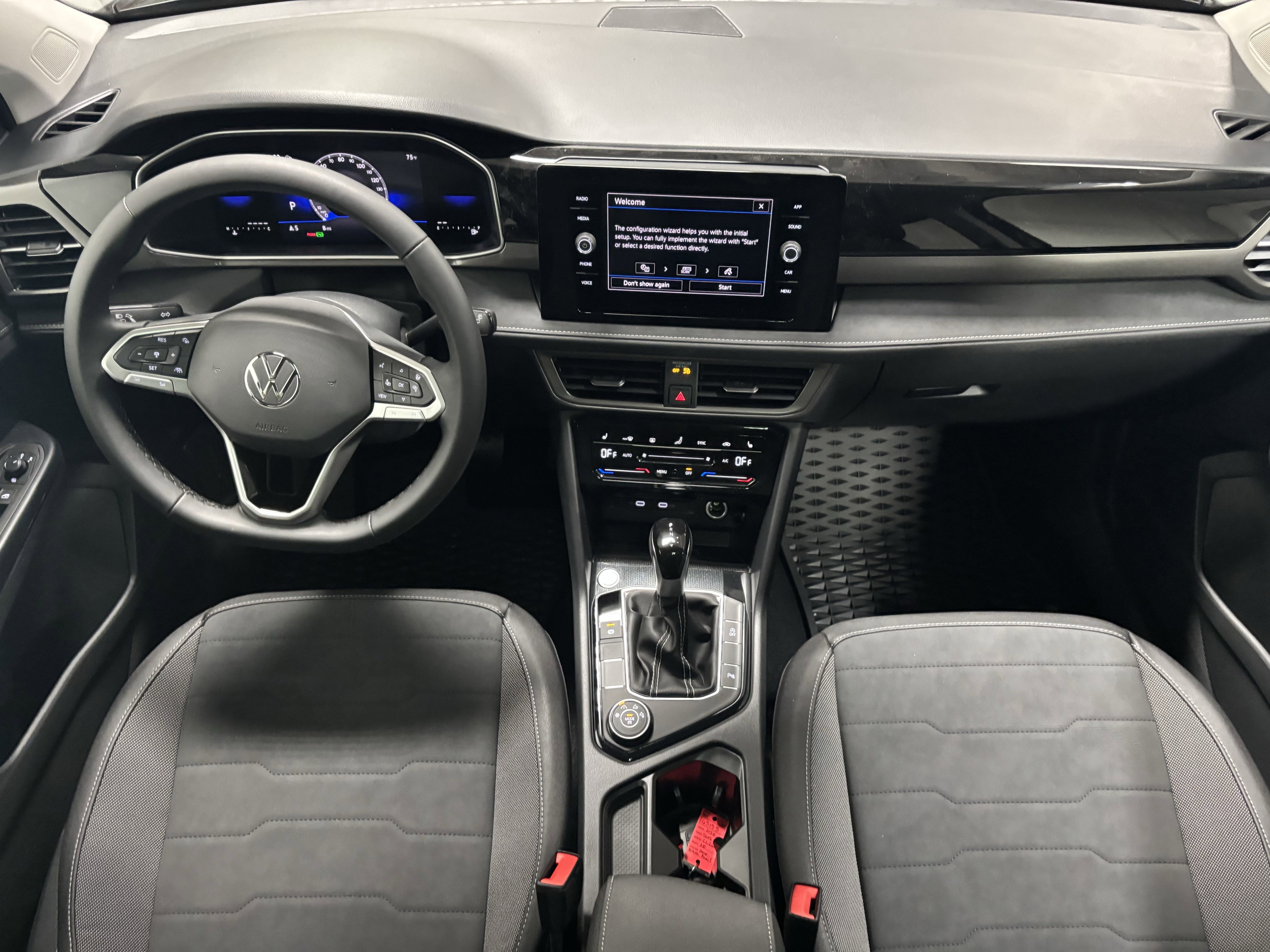 2025 Volkswagen Taos SE Black