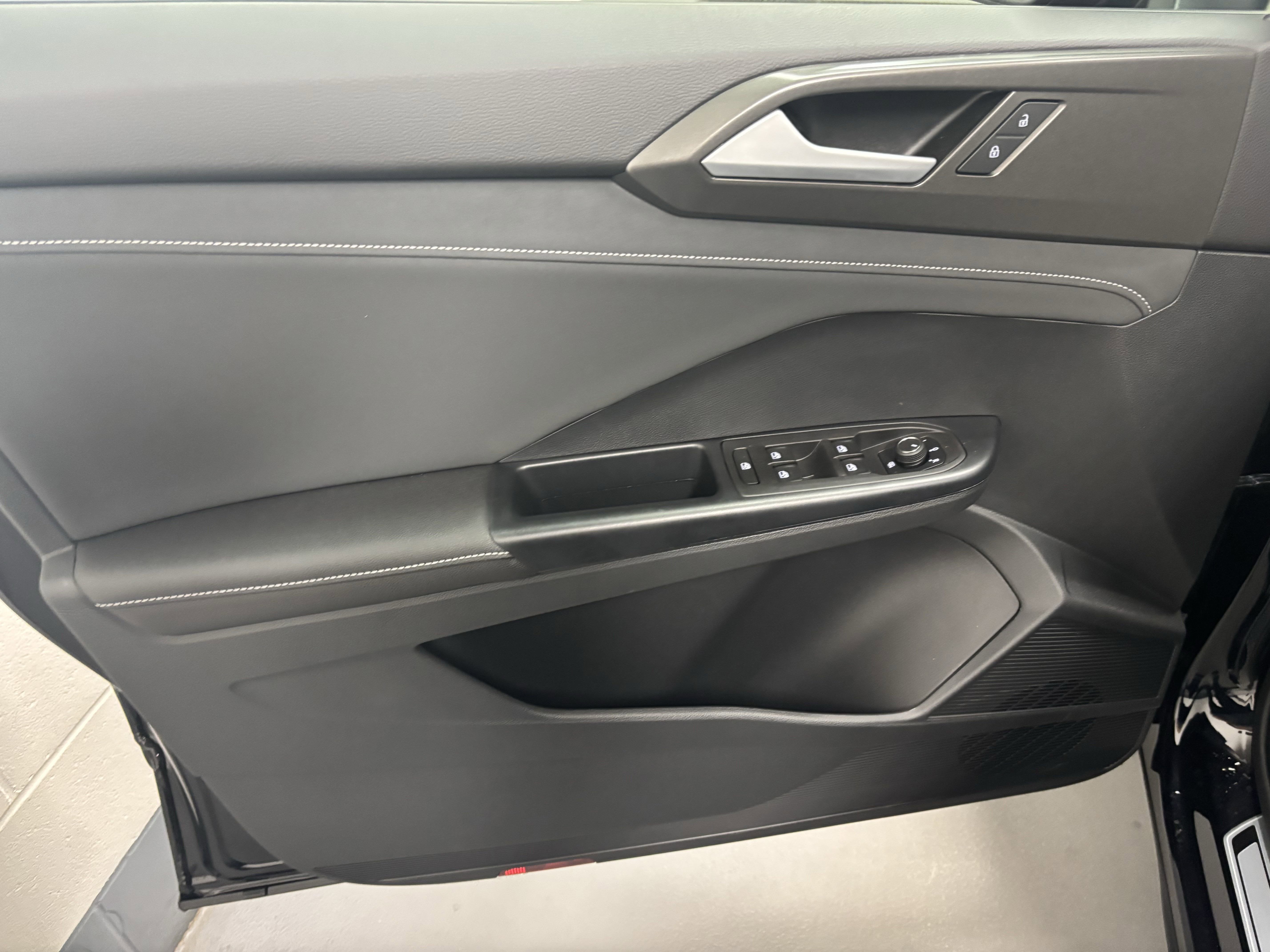 2025 Volkswagen Taos SE Black