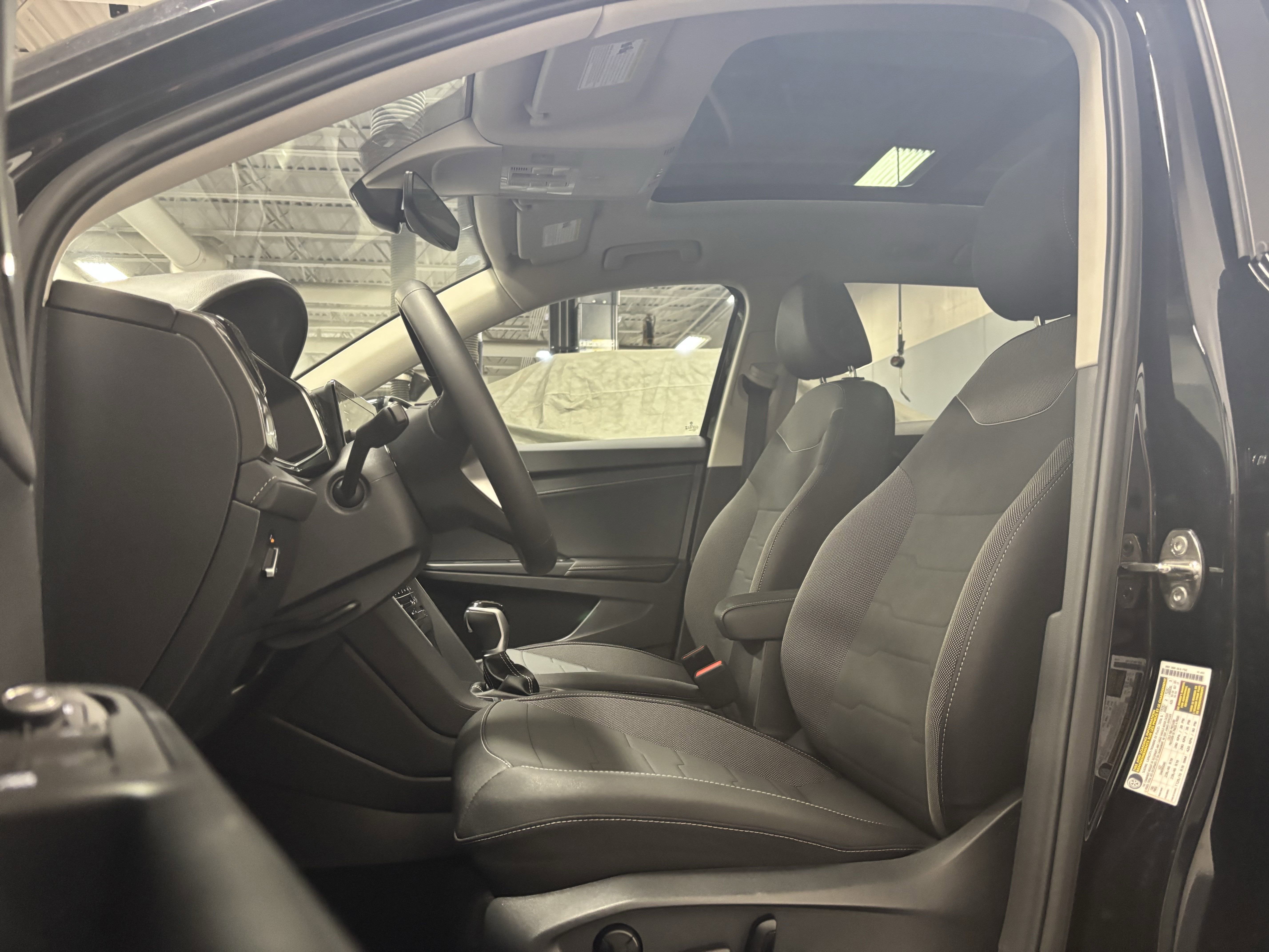 2025 Volkswagen Taos SE Black