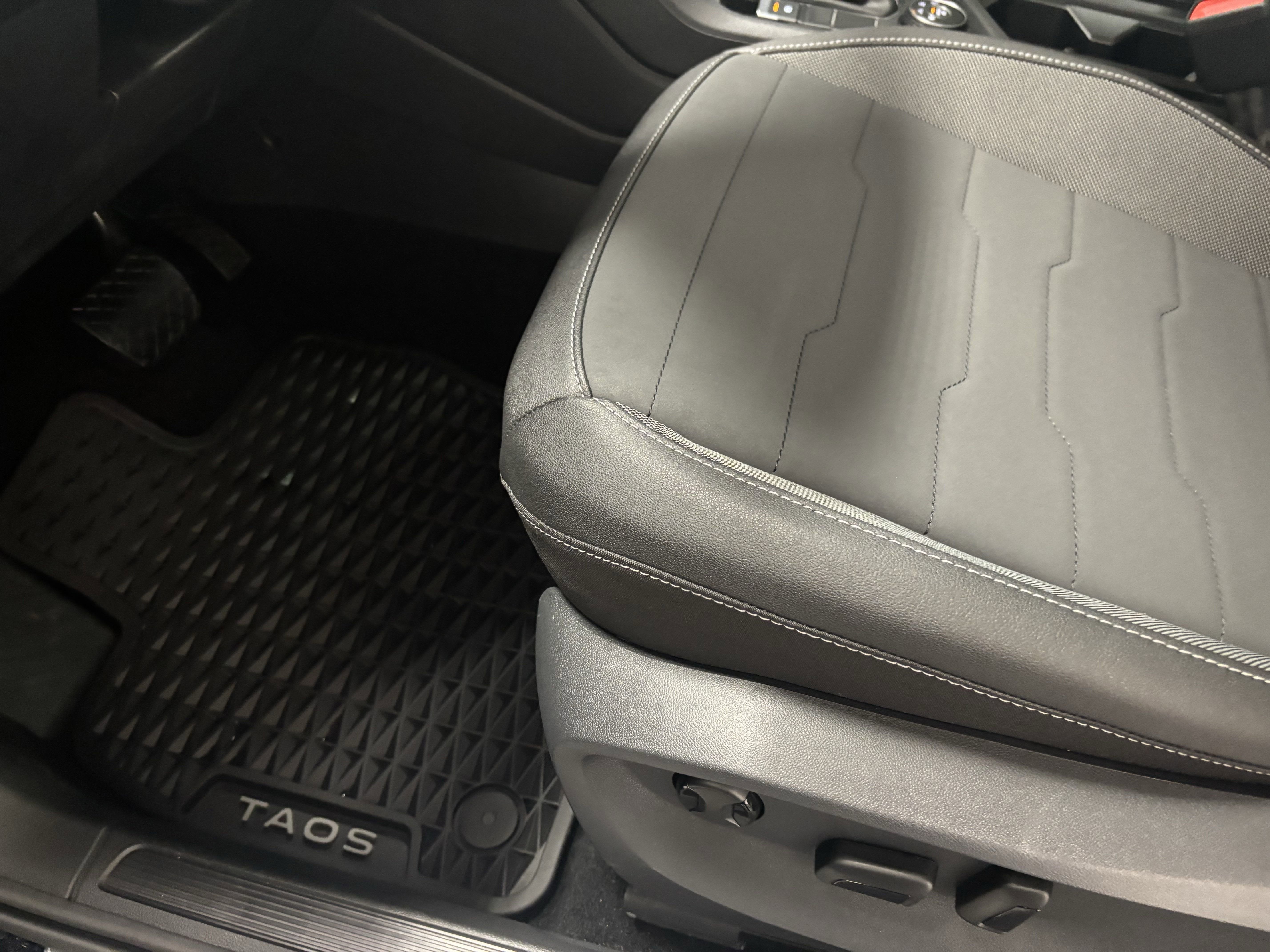 2025 Volkswagen Taos SE Black