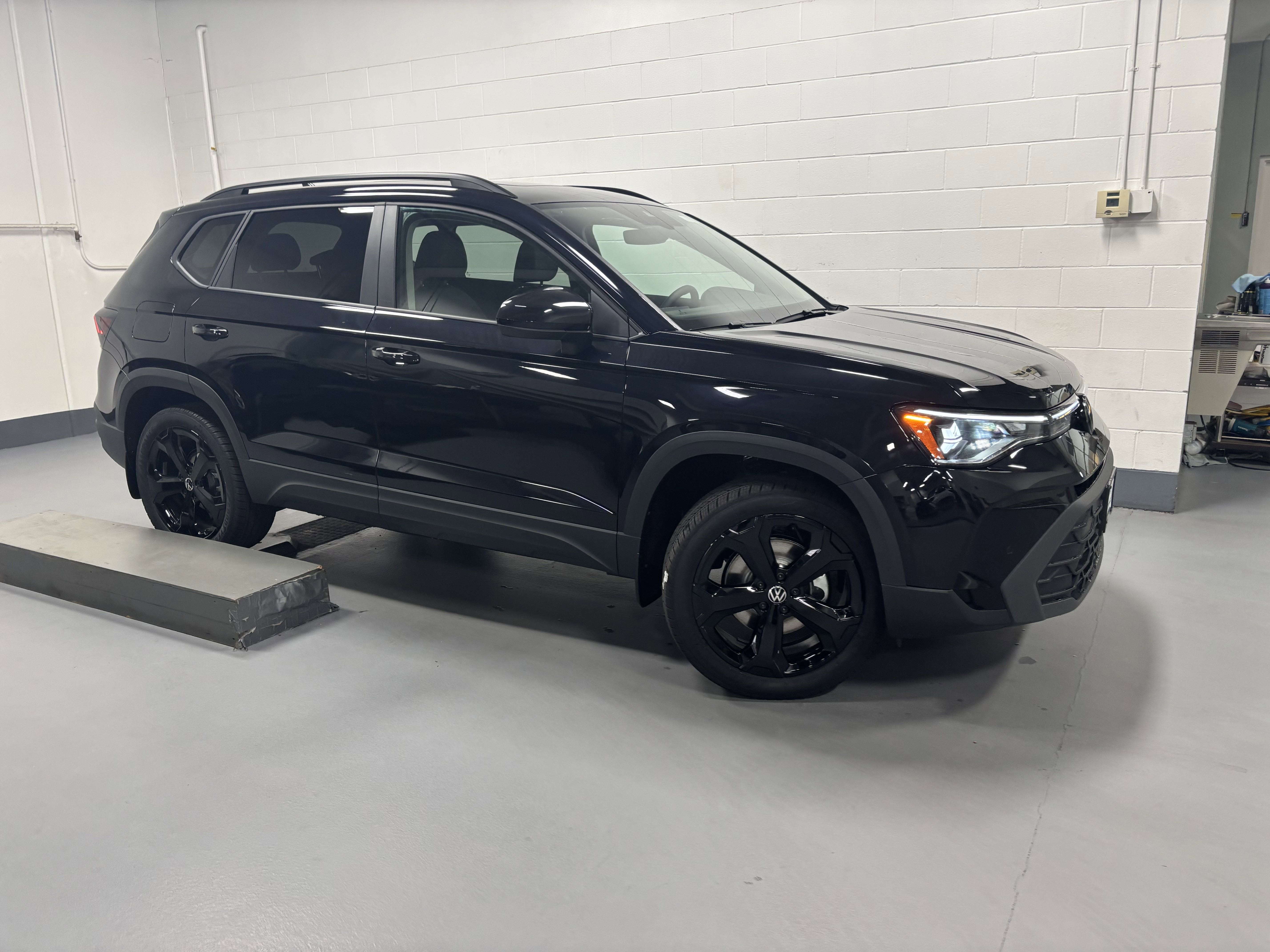 2025 Volkswagen Taos SE Black