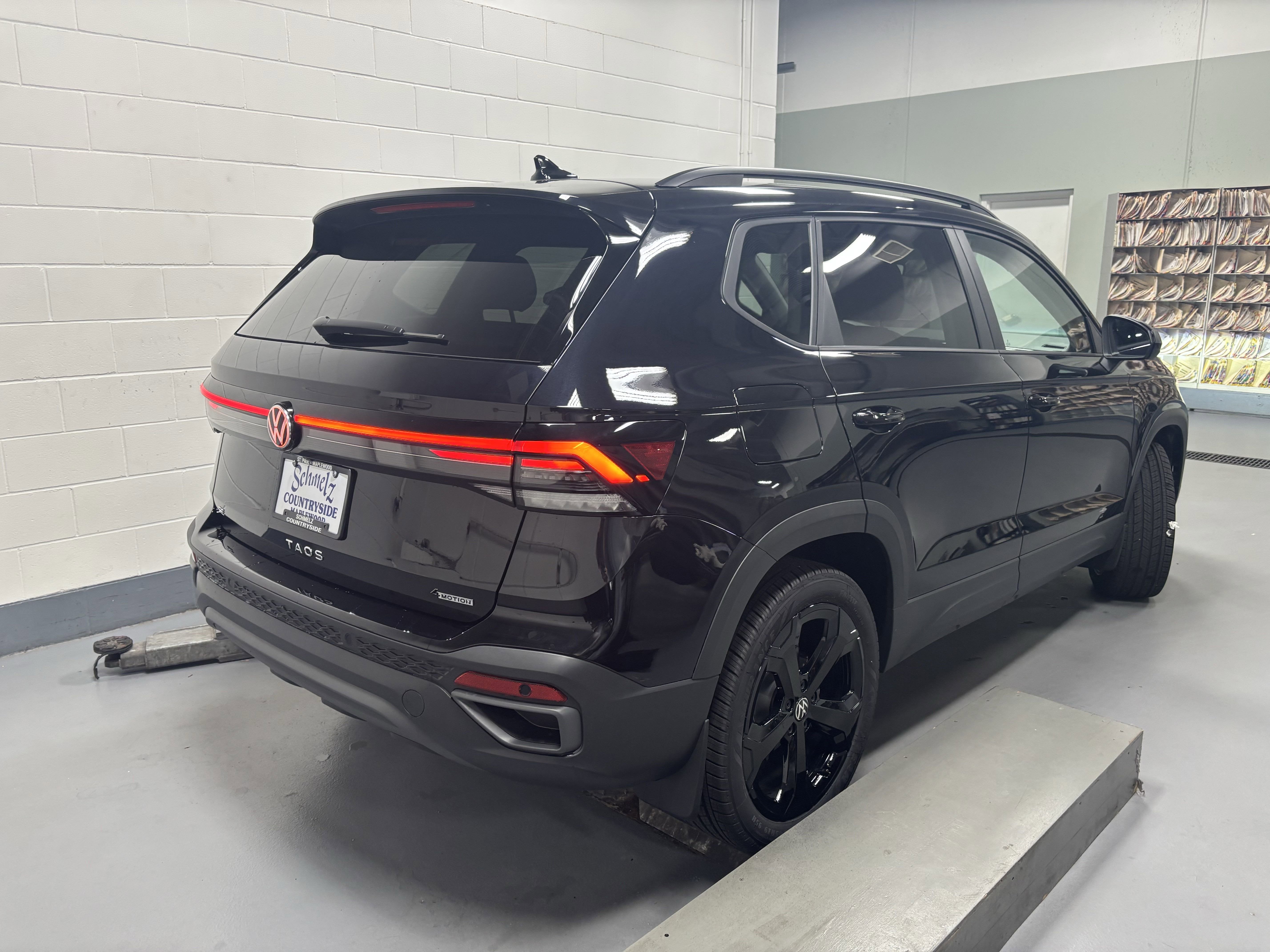 2025 Volkswagen Taos SE Black