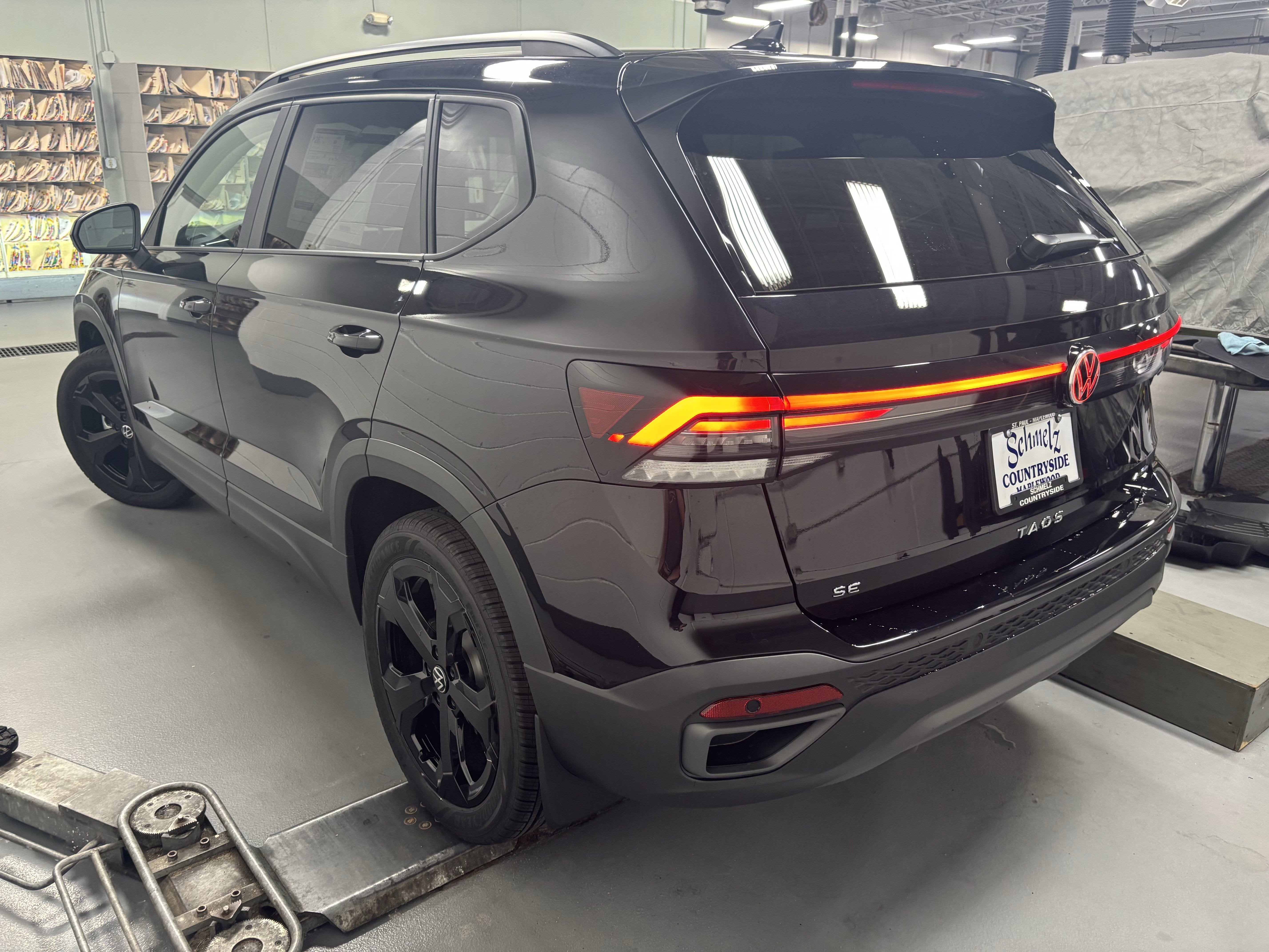 2025 Volkswagen Taos SE Black