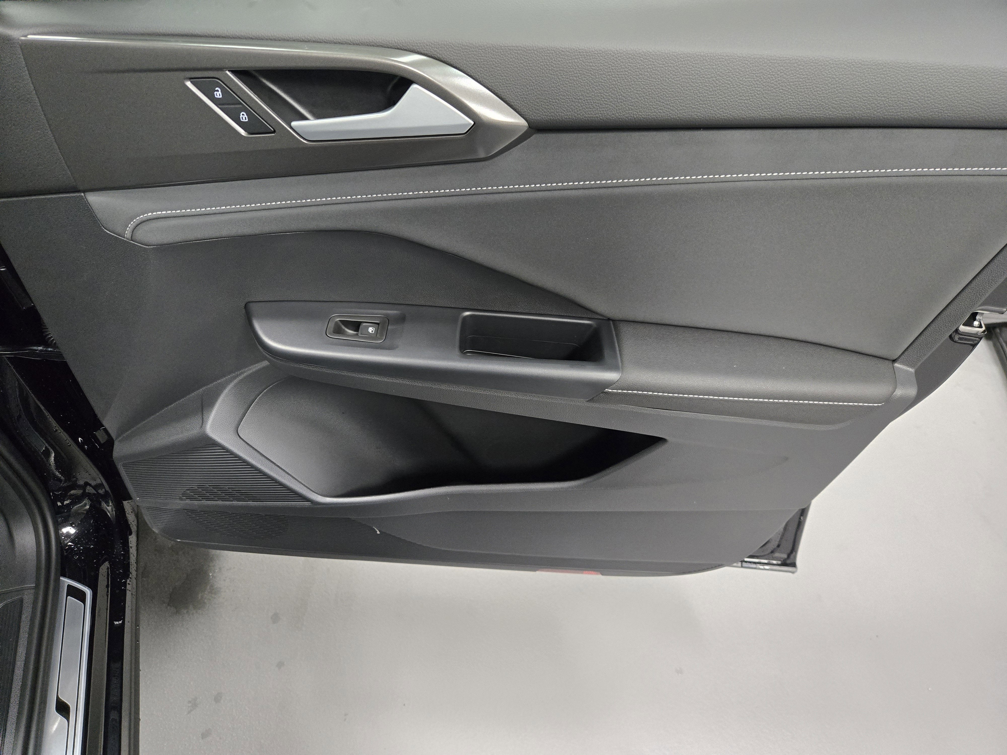 2025 Volkswagen Taos SE Black