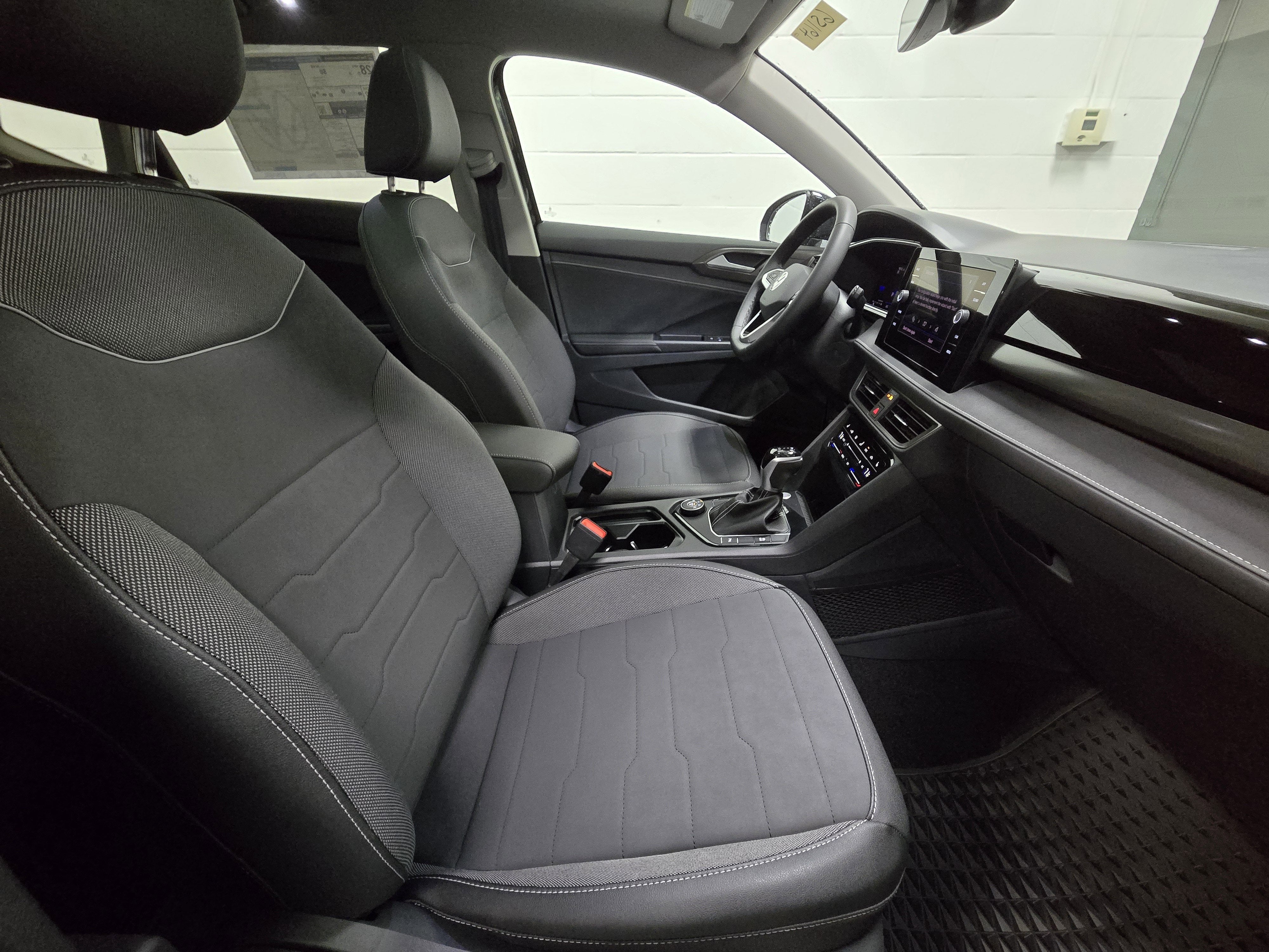 2025 Volkswagen Taos SE Black