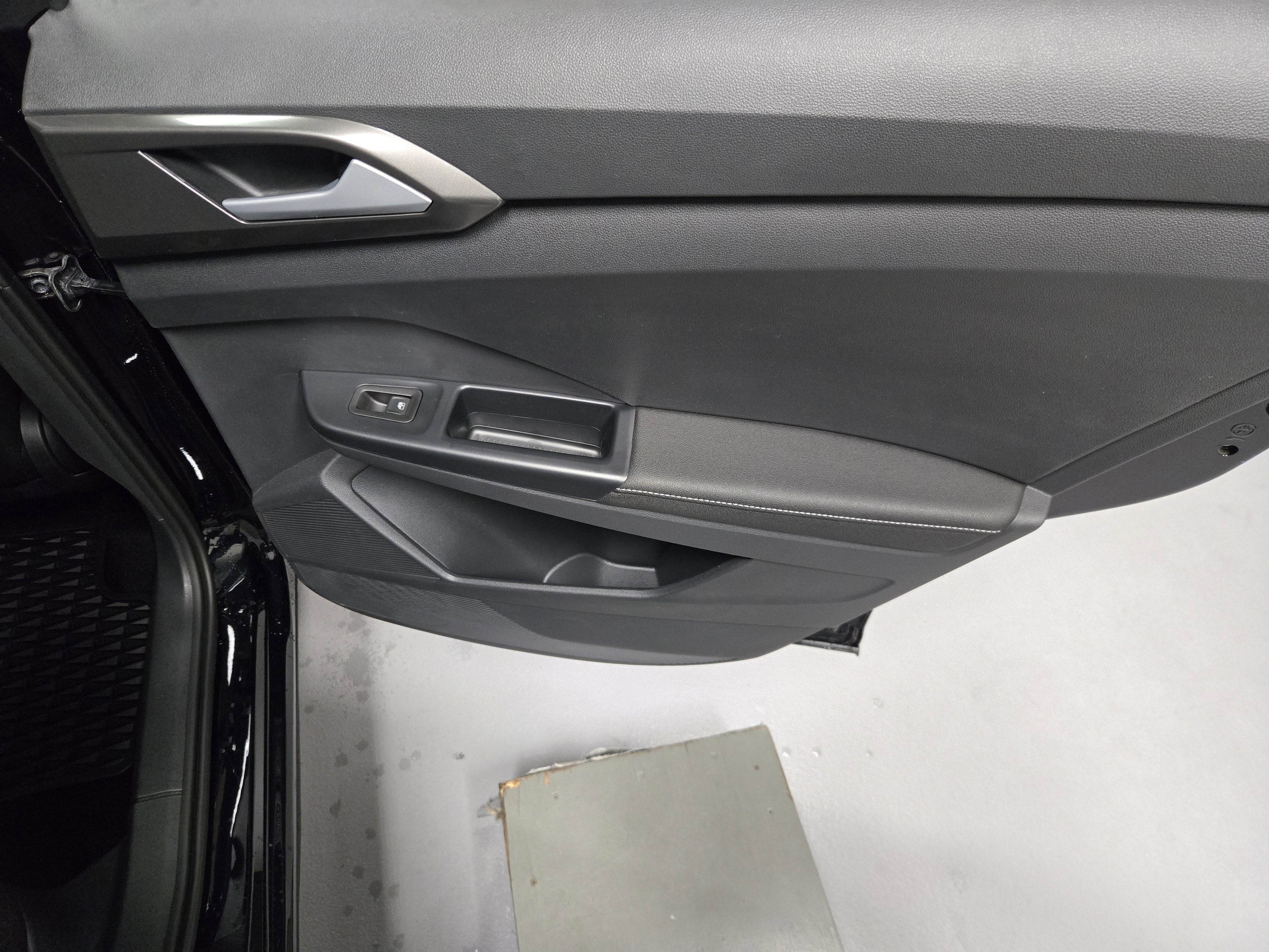 2025 Volkswagen Taos SE Black