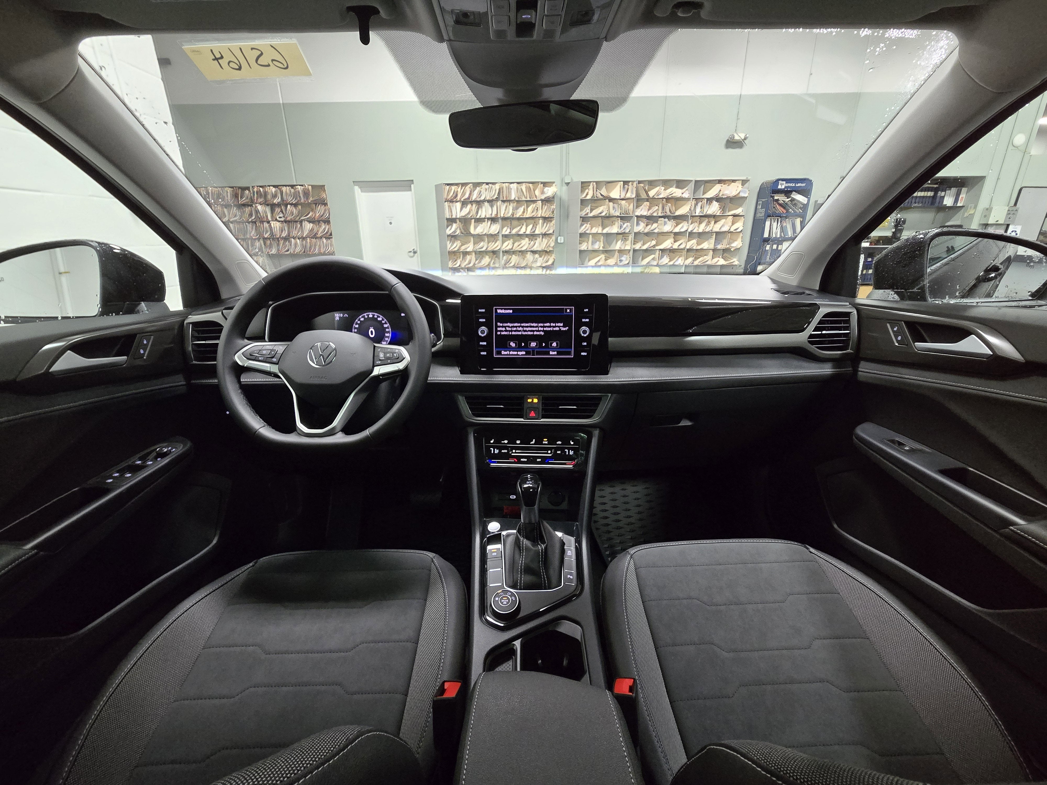 2025 Volkswagen Taos SE Black