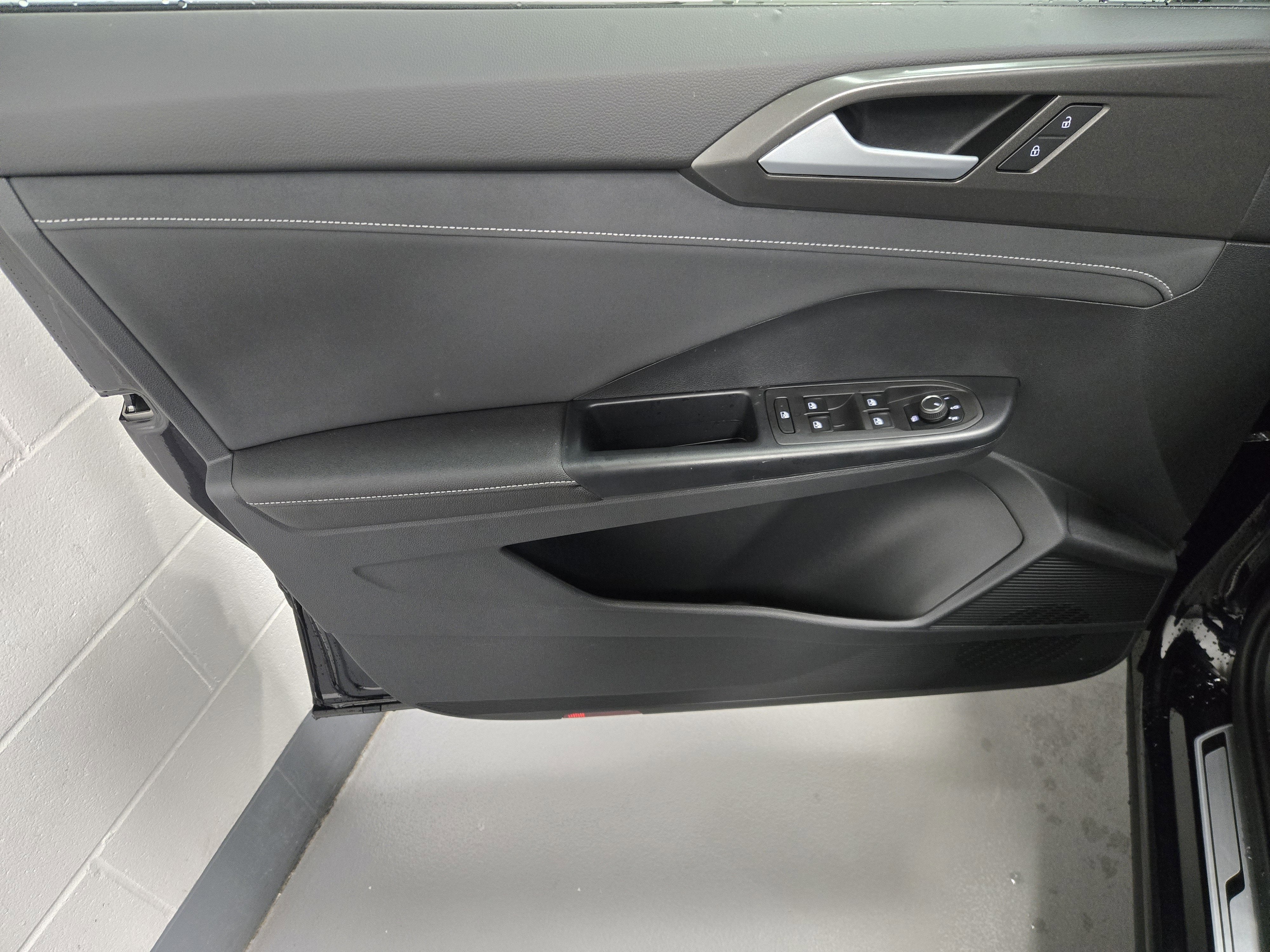 2025 Volkswagen Taos SE Black