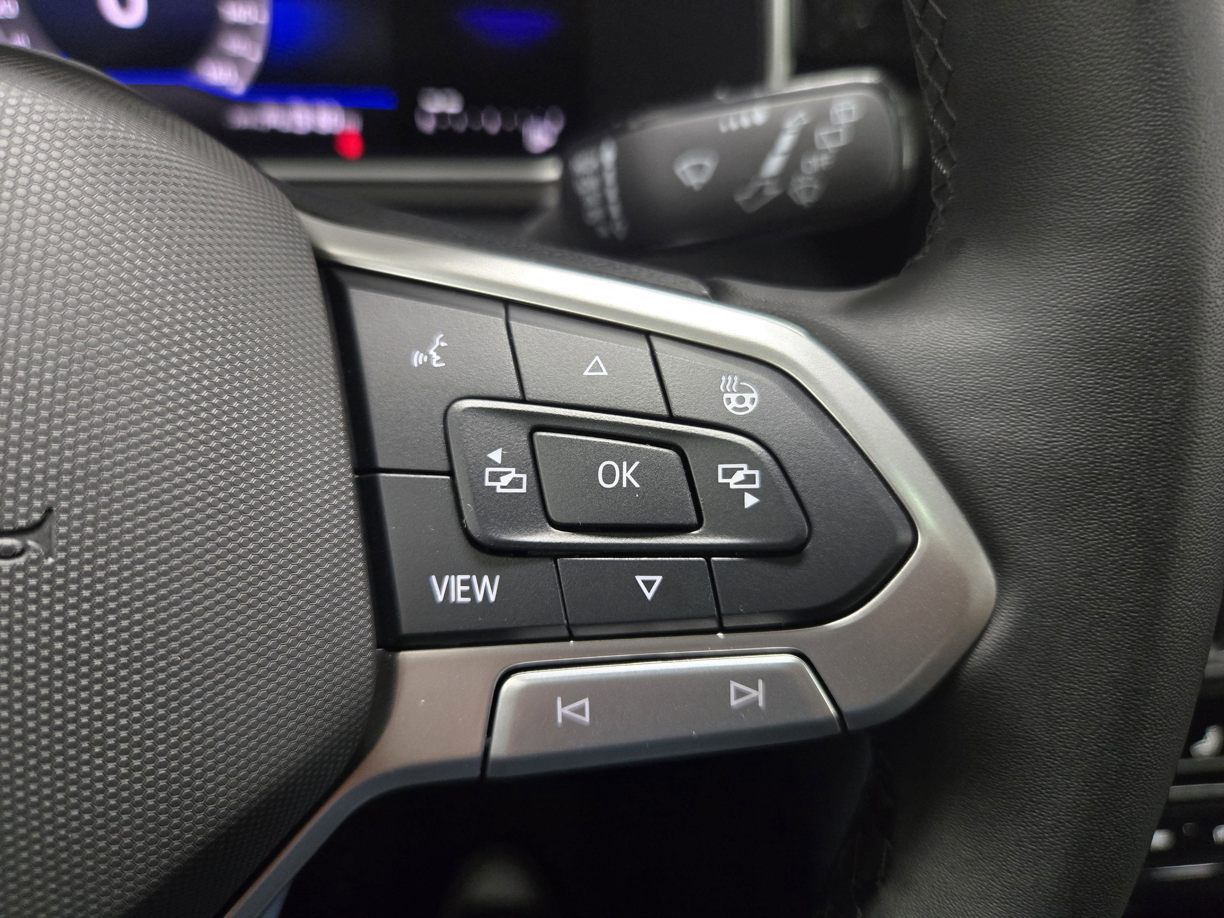 2025 Volkswagen Taos SE Black