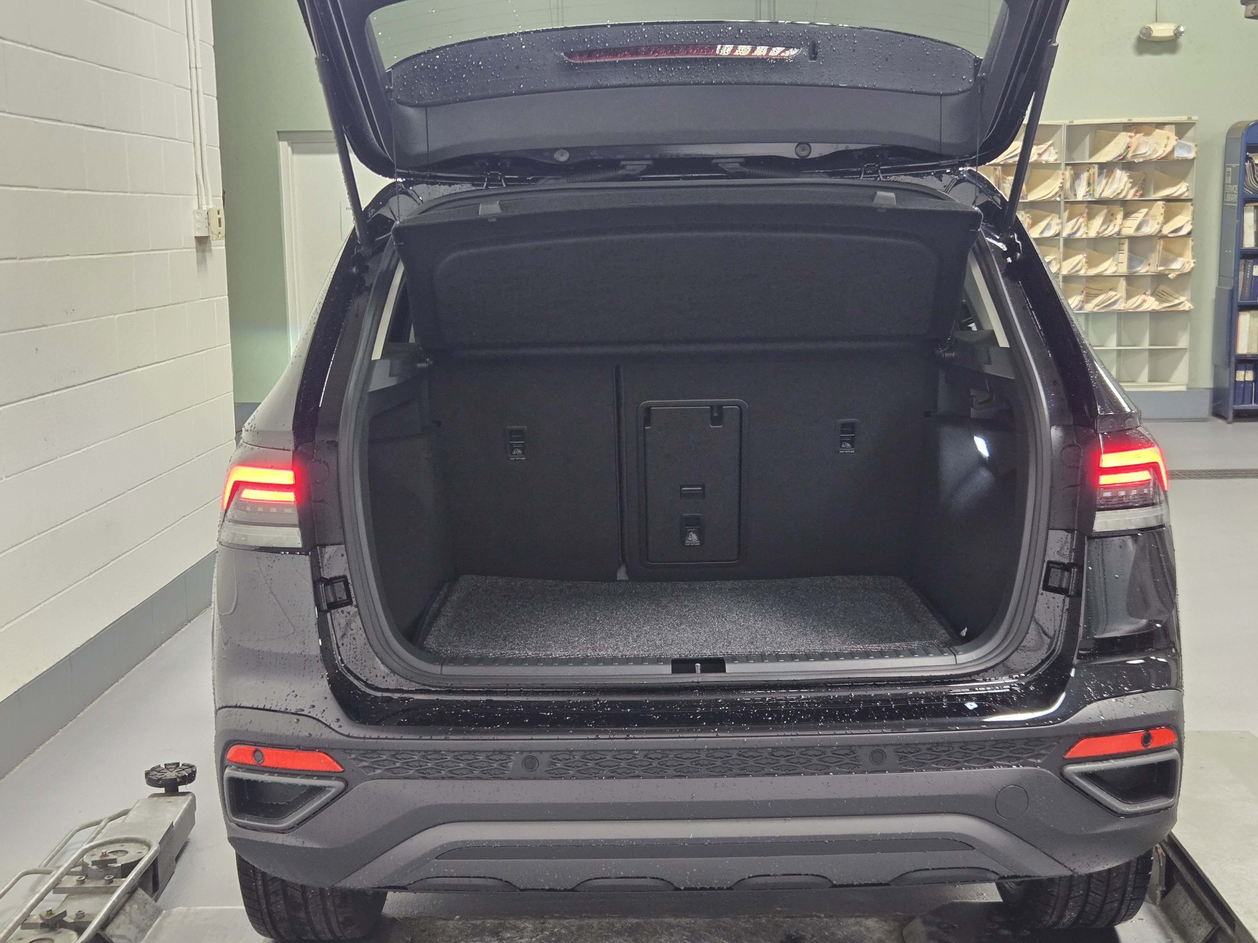 2025 Volkswagen Taos SE Black