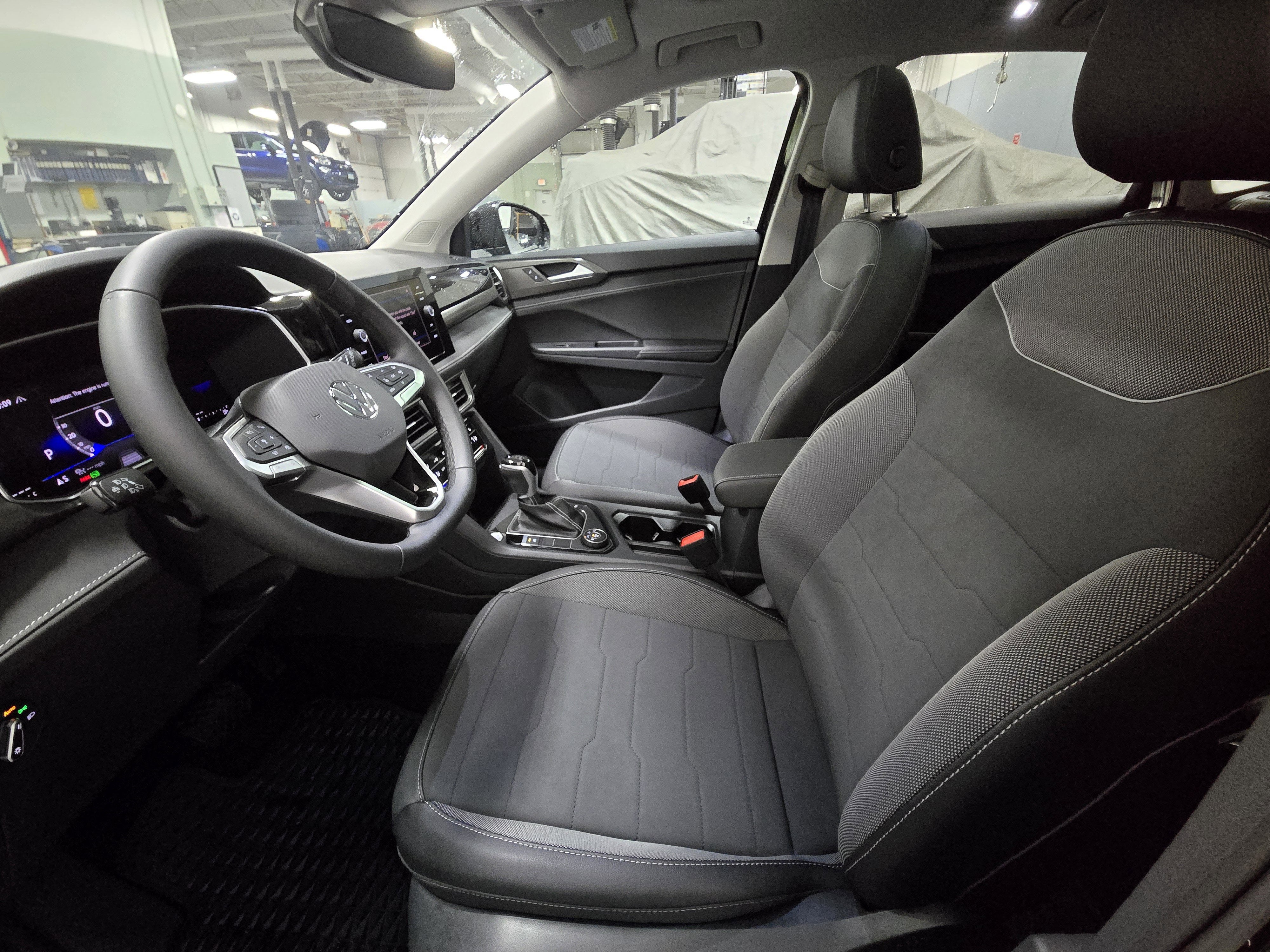 2025 Volkswagen Taos SE Black