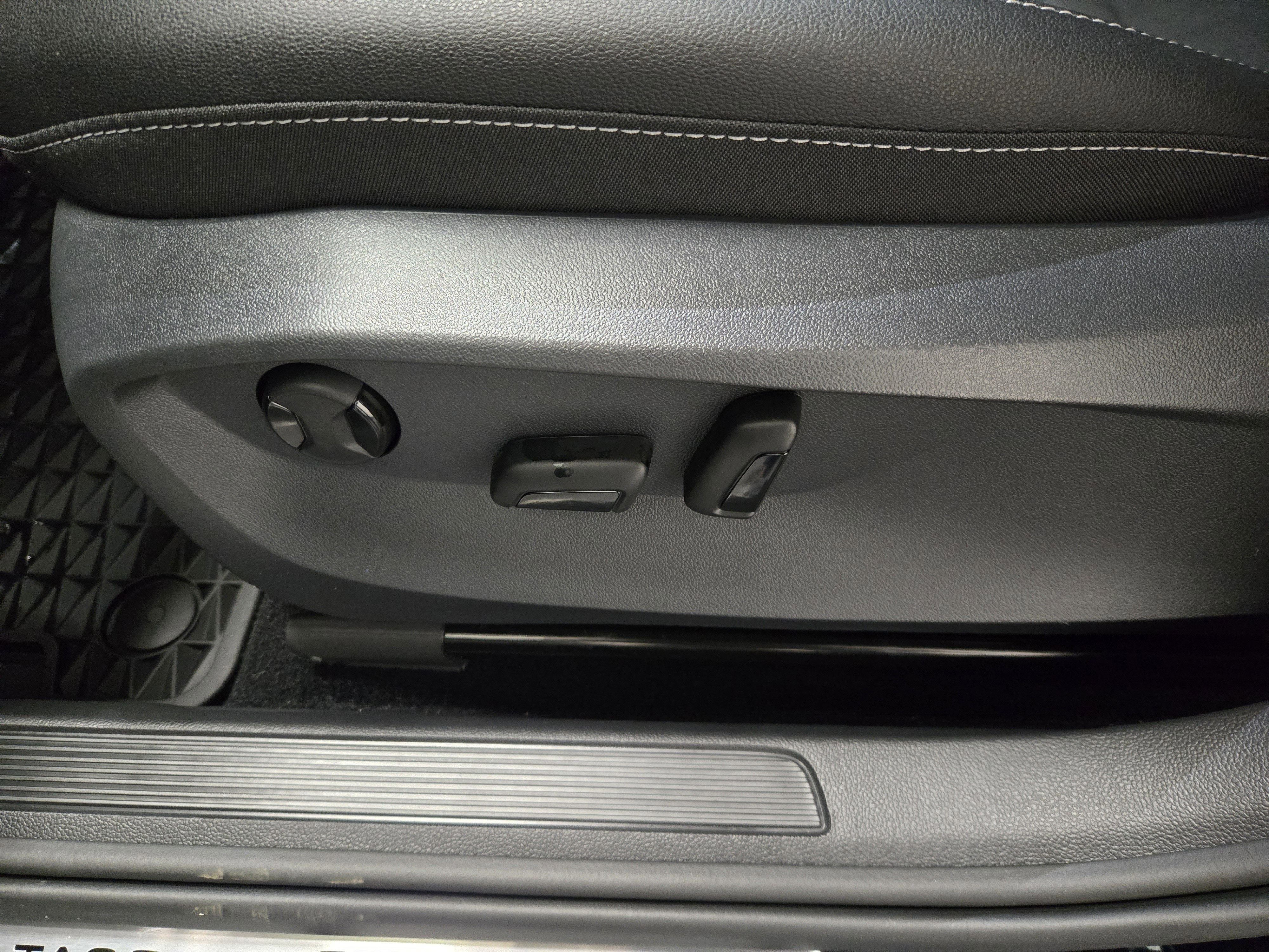 2025 Volkswagen Taos SE Black