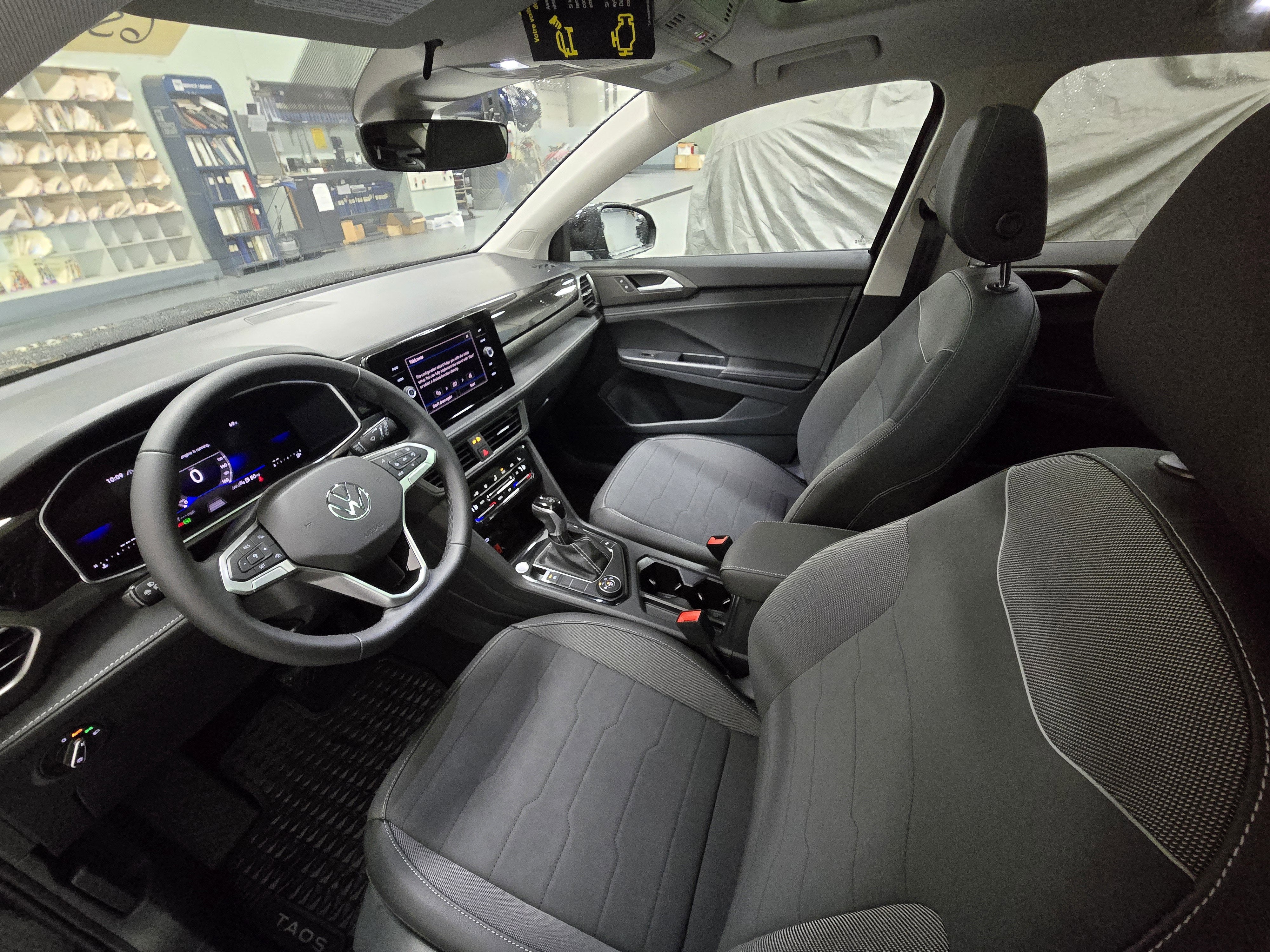 2025 Volkswagen Taos SE Black