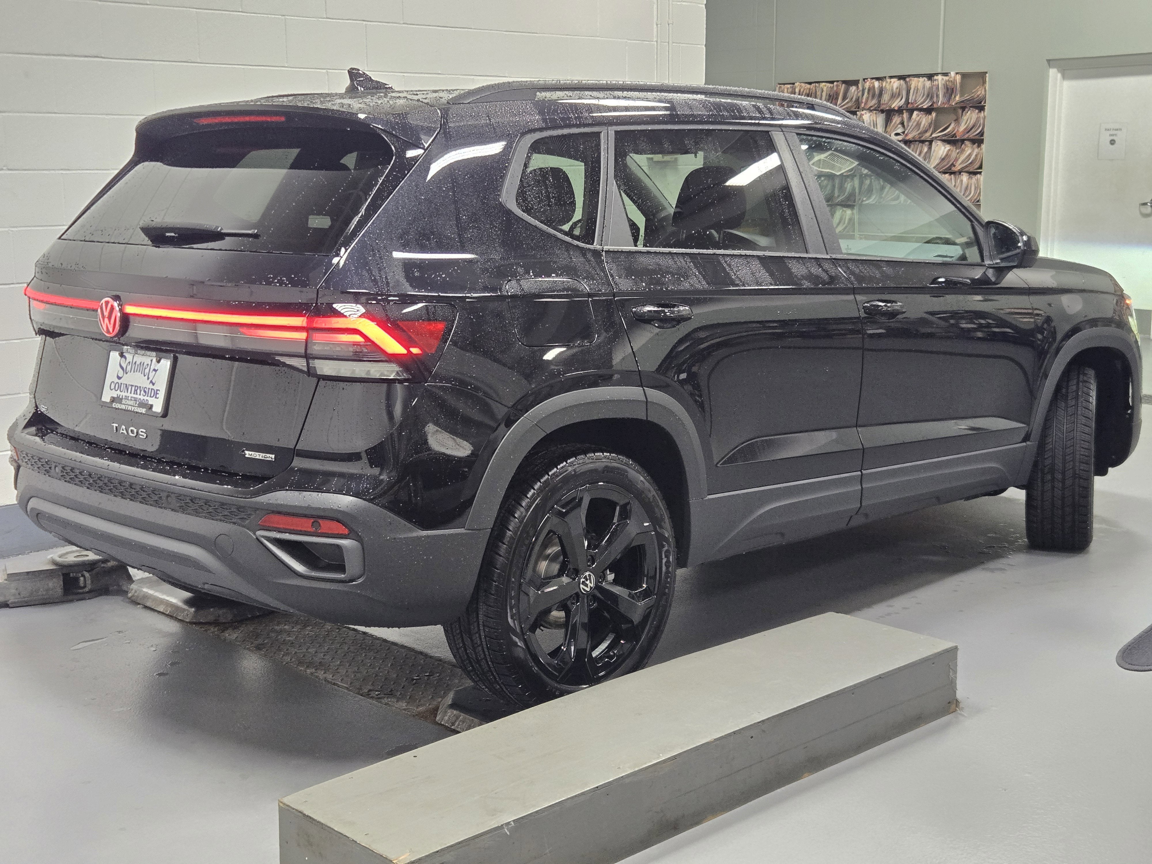 2025 Volkswagen Taos SE Black