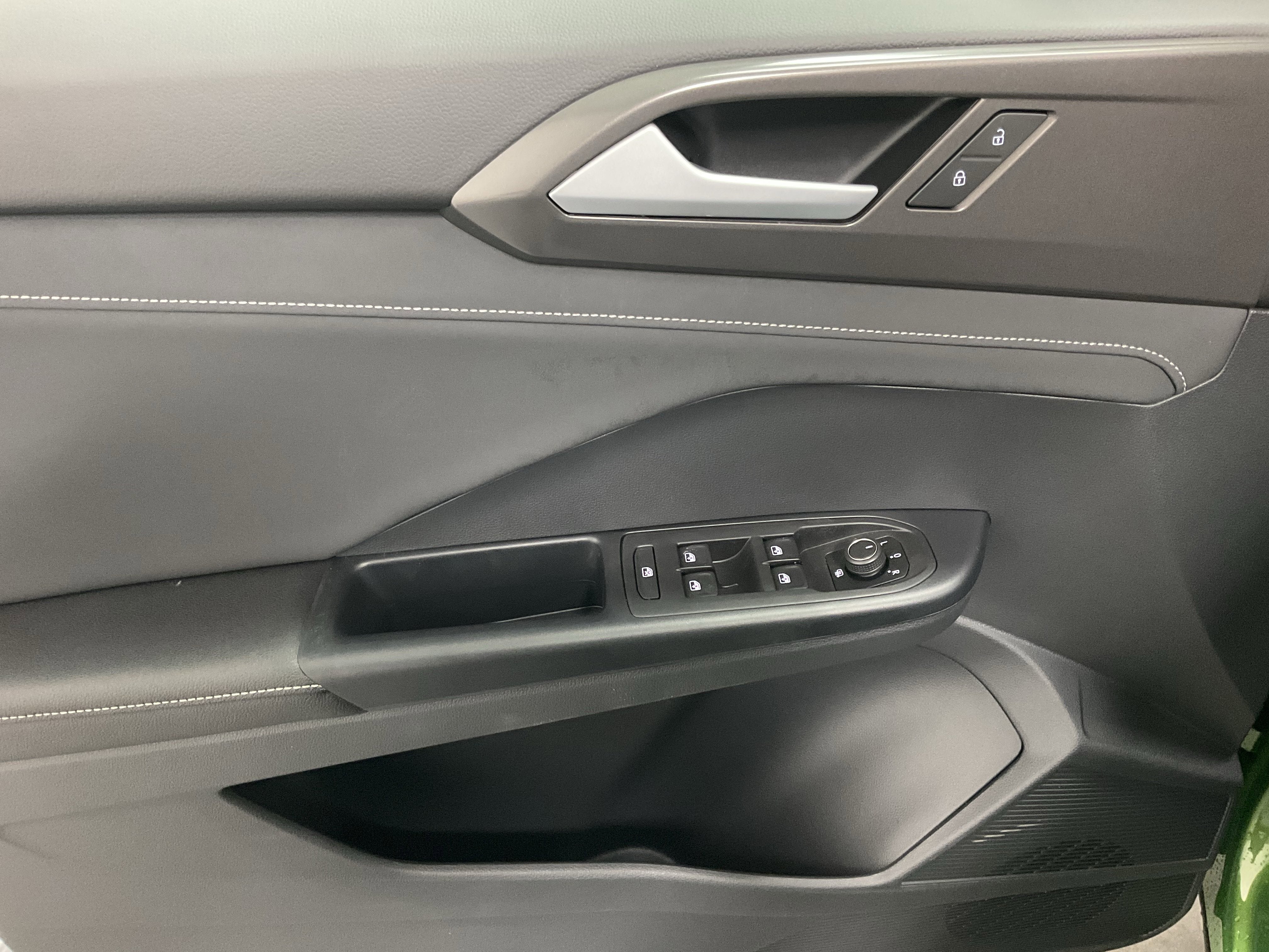 2026 Volkswagen Taos SE Black