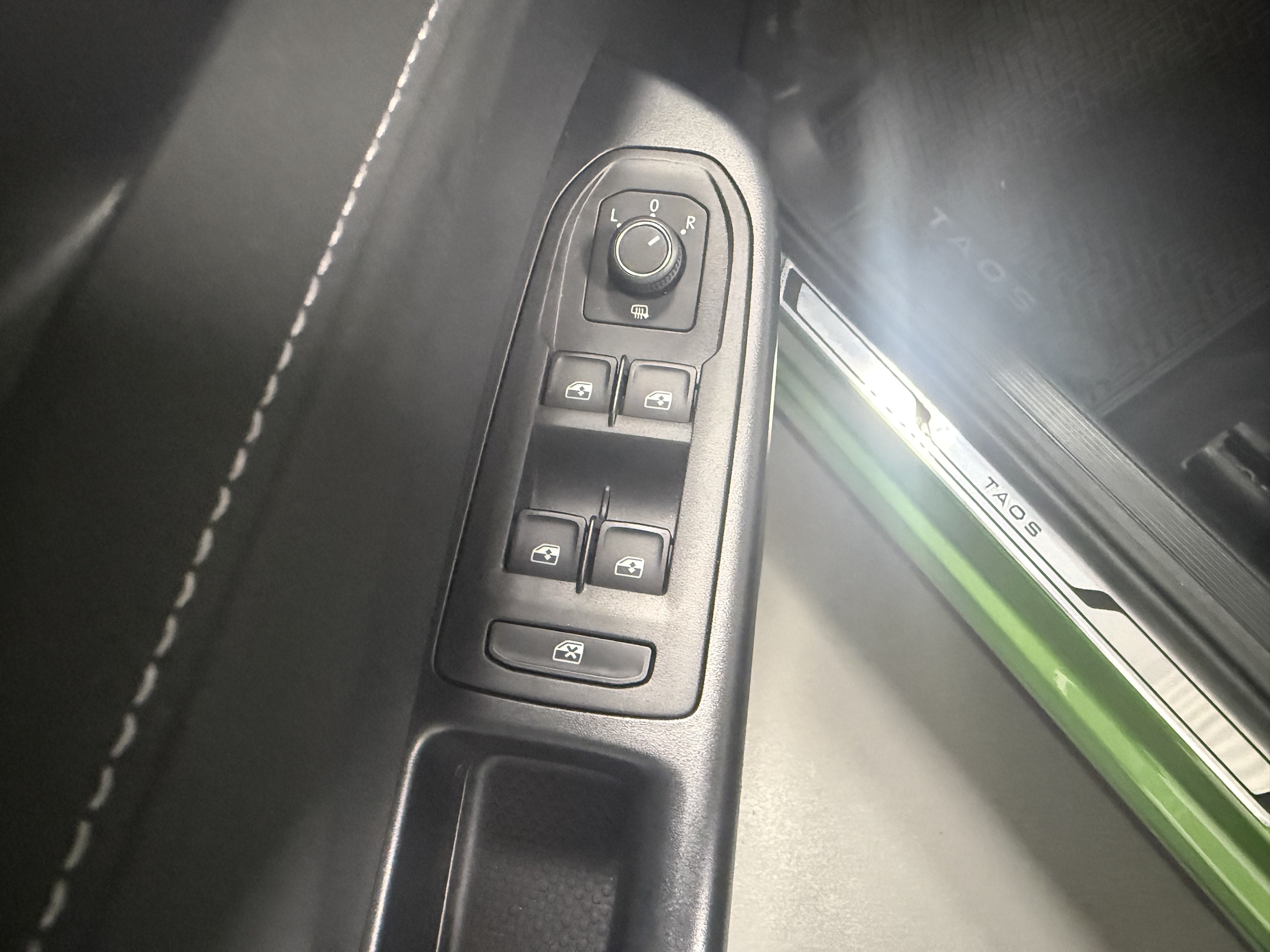 2026 Volkswagen Taos SE Black AWD w/Sunroof