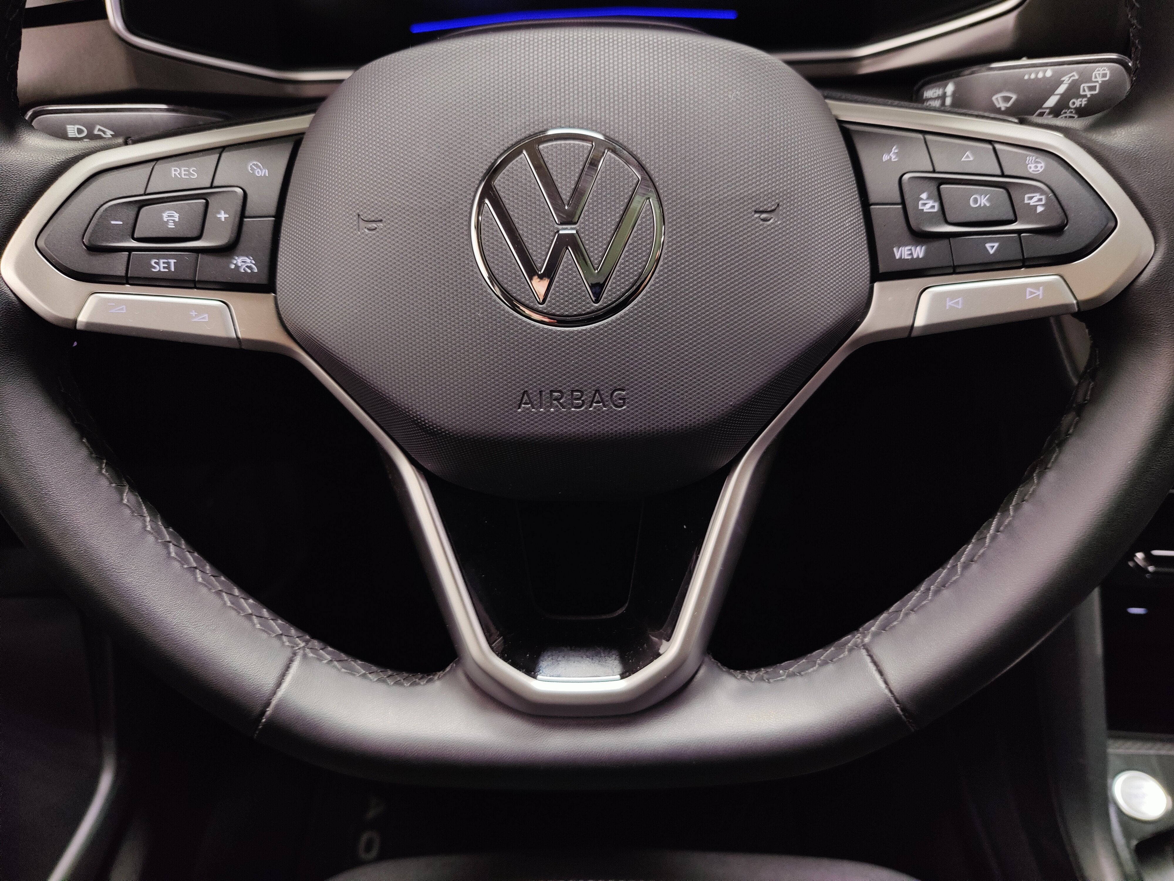 2026 Volkswagen Taos SE Black AWD w/Sunroof